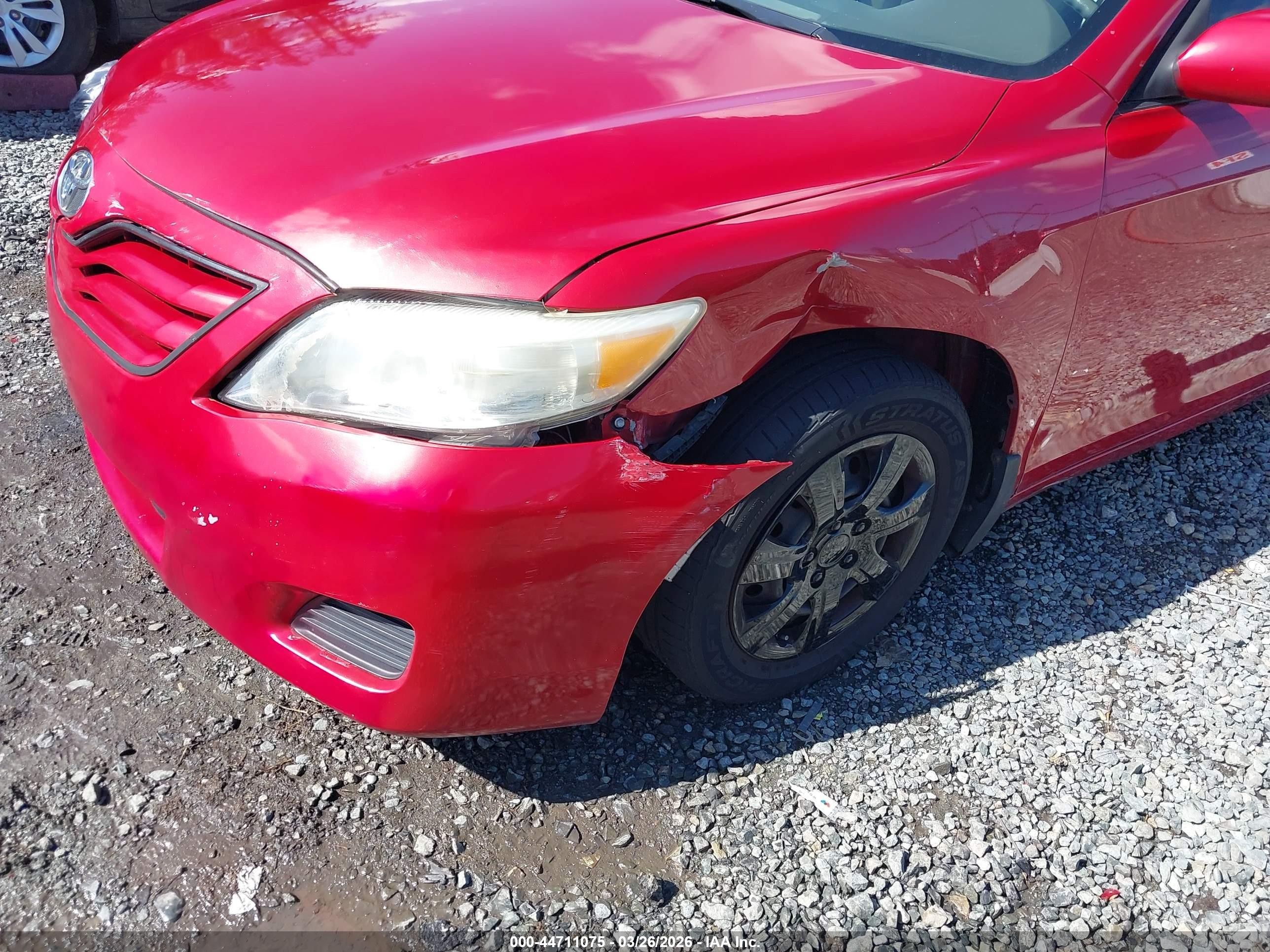 2010 Toyota Camry Le Red vin: 4T4BF3EK7AR016551