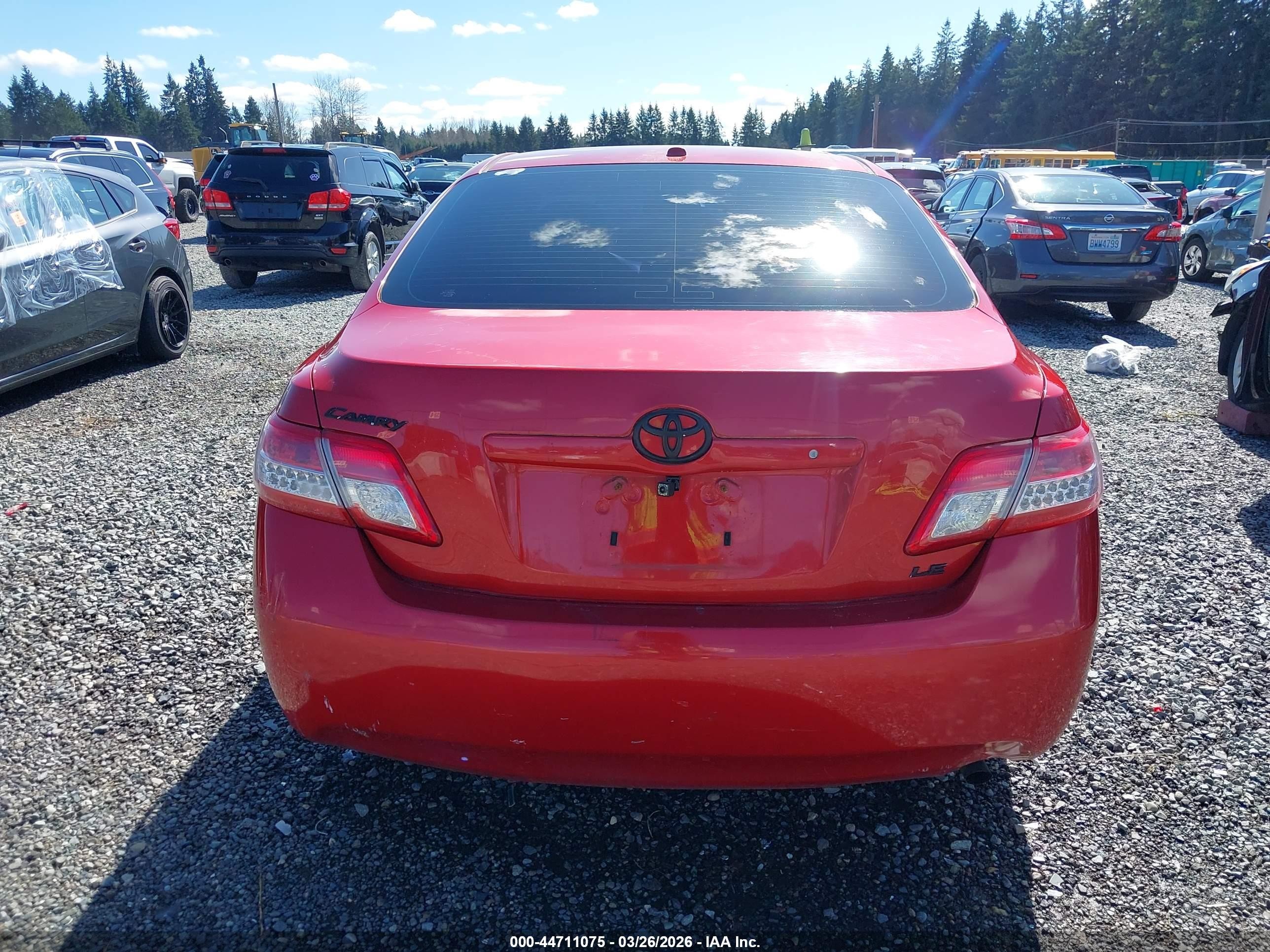 2010 Toyota Camry Le Red vin: 4T4BF3EK7AR016551
