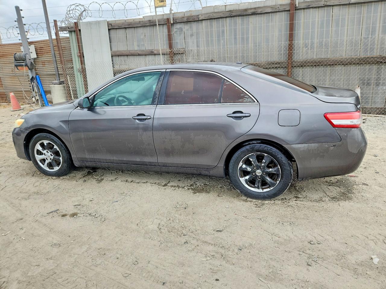 2010 Toyota Camry Le Gray vin: 4T4BF3EK7AR081724