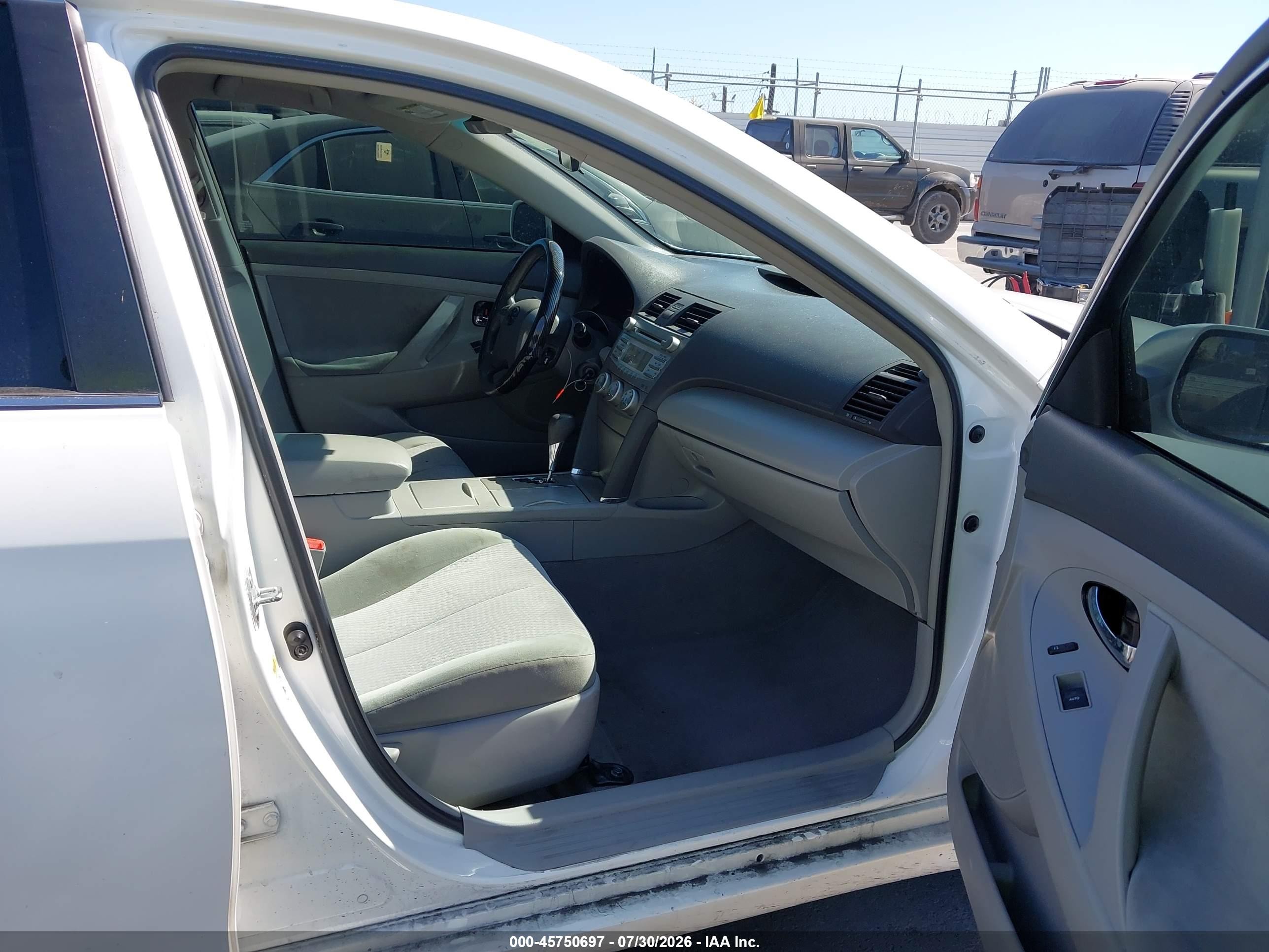 2010 Toyota Camry Le White vin: 4T4BF3EK7AR087071