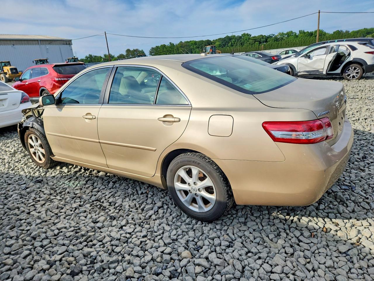 2011 Toyota Camry Le Gold vin: 4T4BF3EK7BR092112