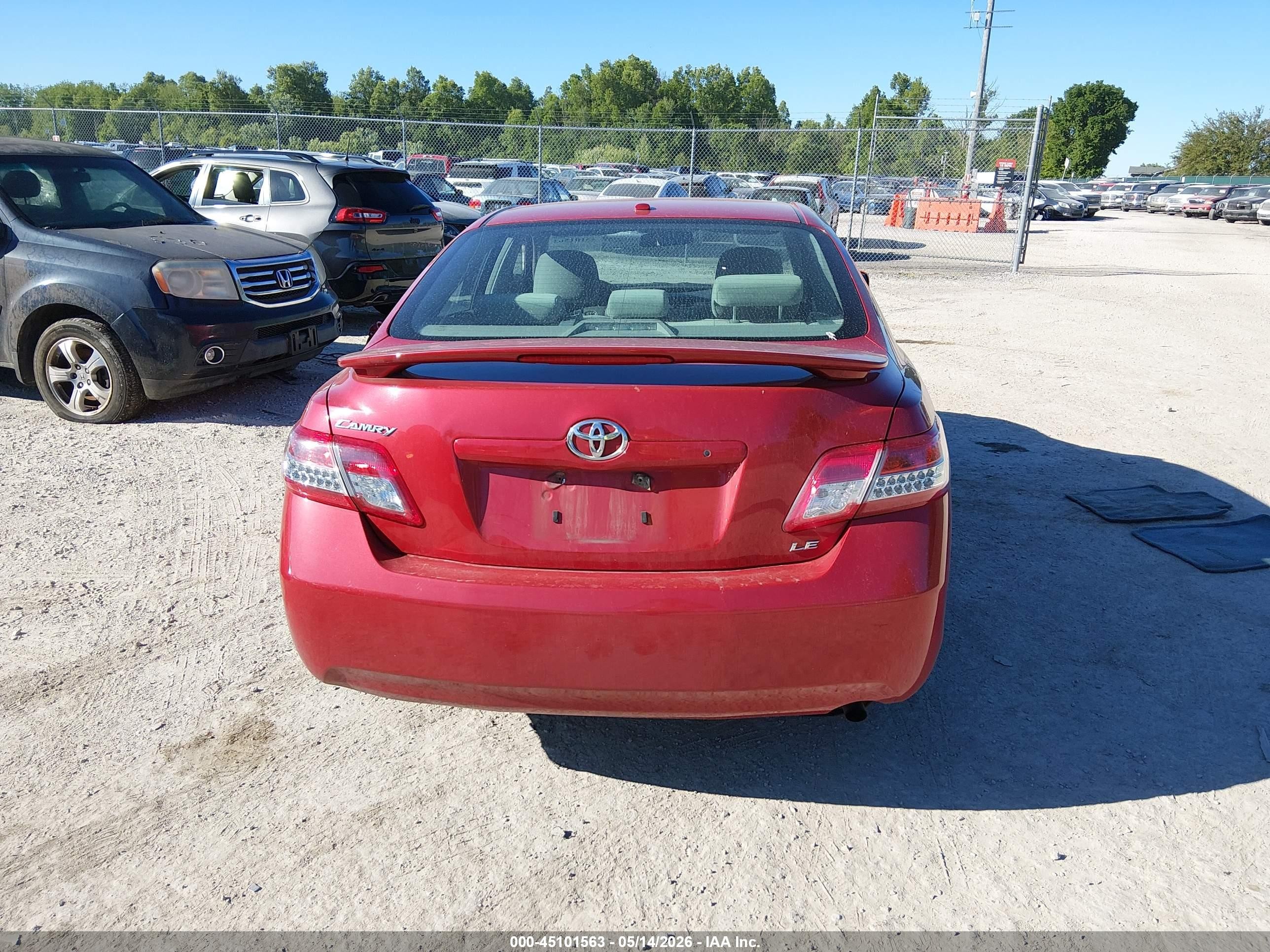 2011 Toyota Camry Le Red vin: 4T4BF3EK7BR113900