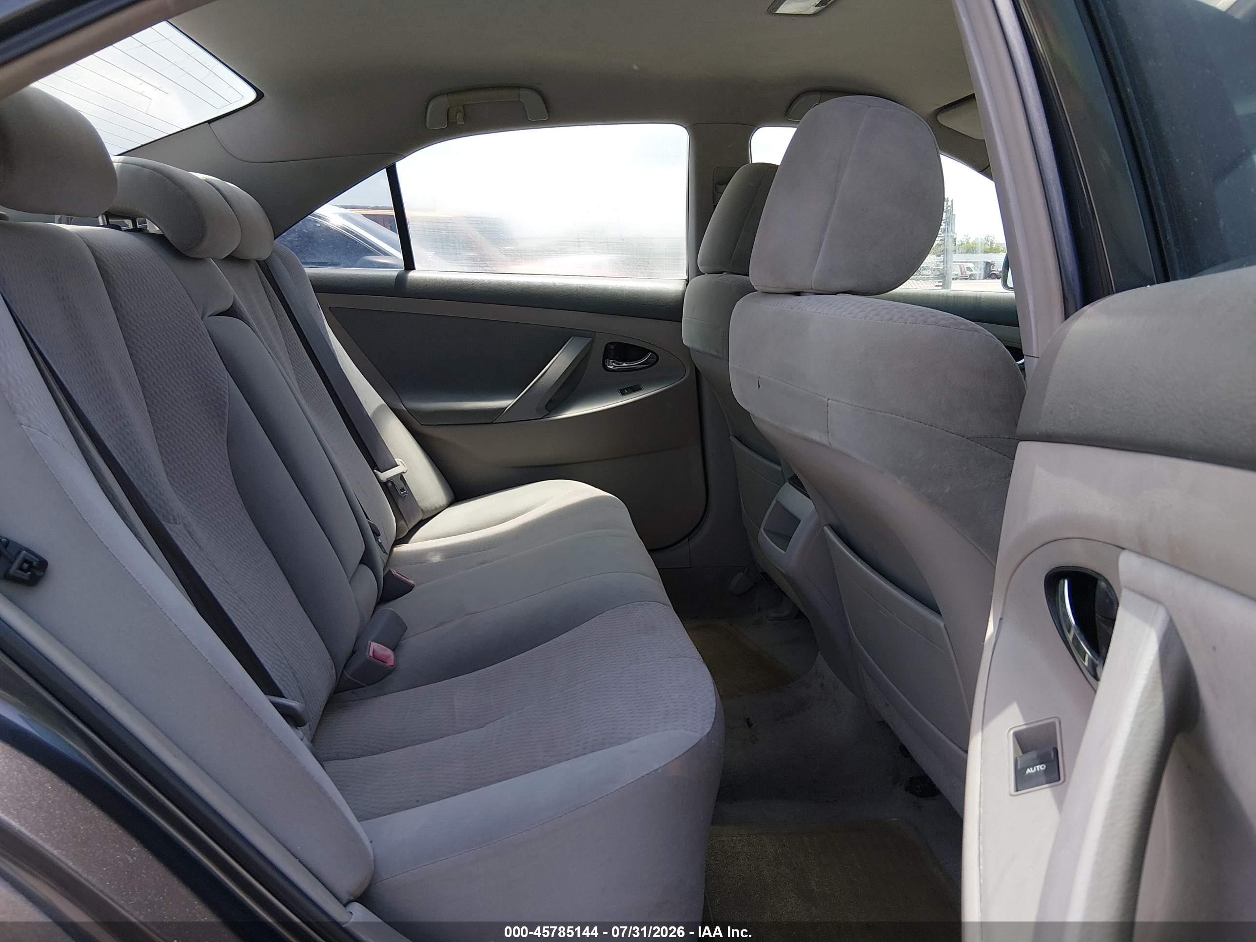 2010 Toyota Camry Le Серый vin: 4T4BF3EK8AR002027