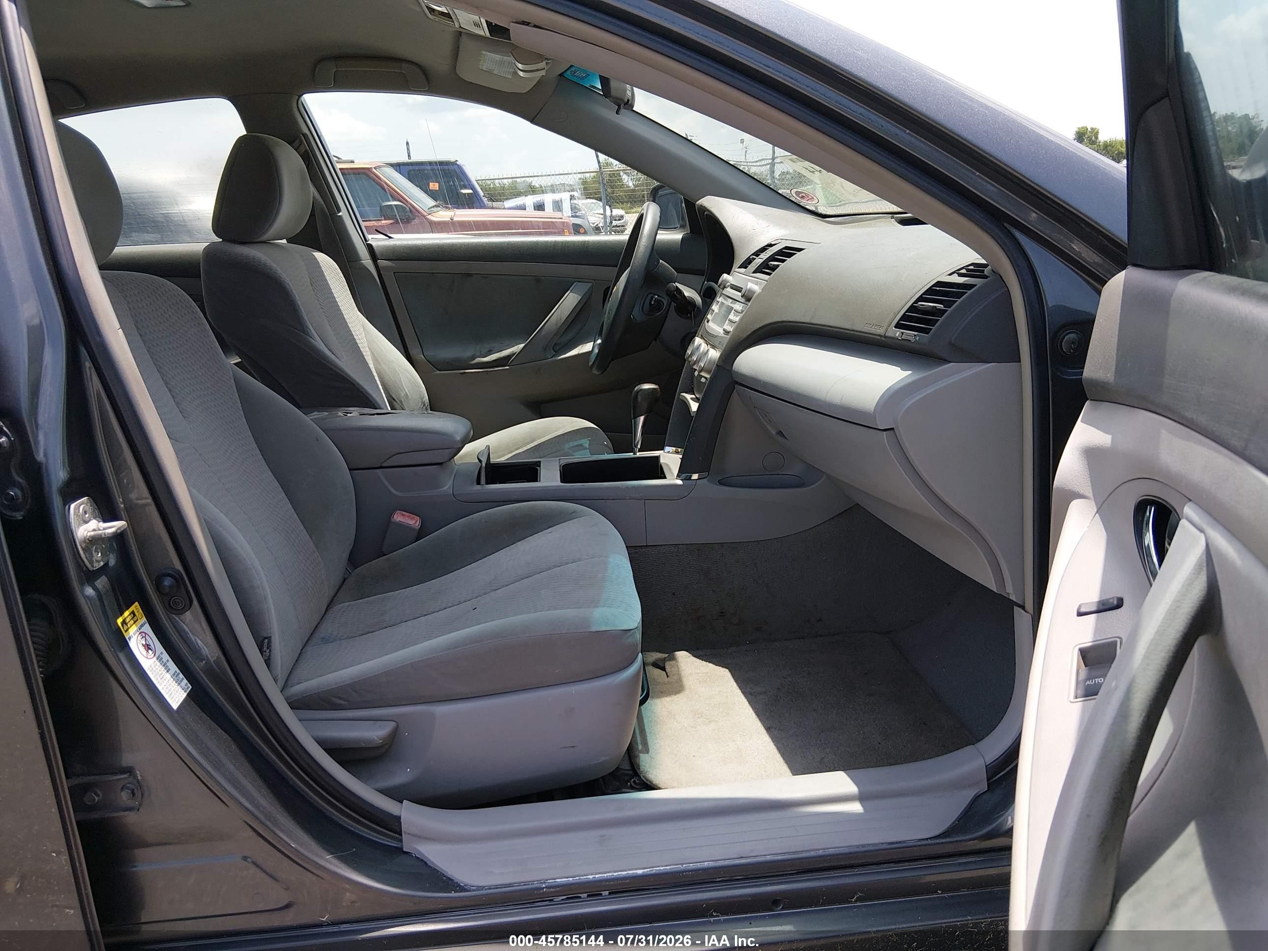 2010 Toyota Camry Le Серый vin: 4T4BF3EK8AR002027