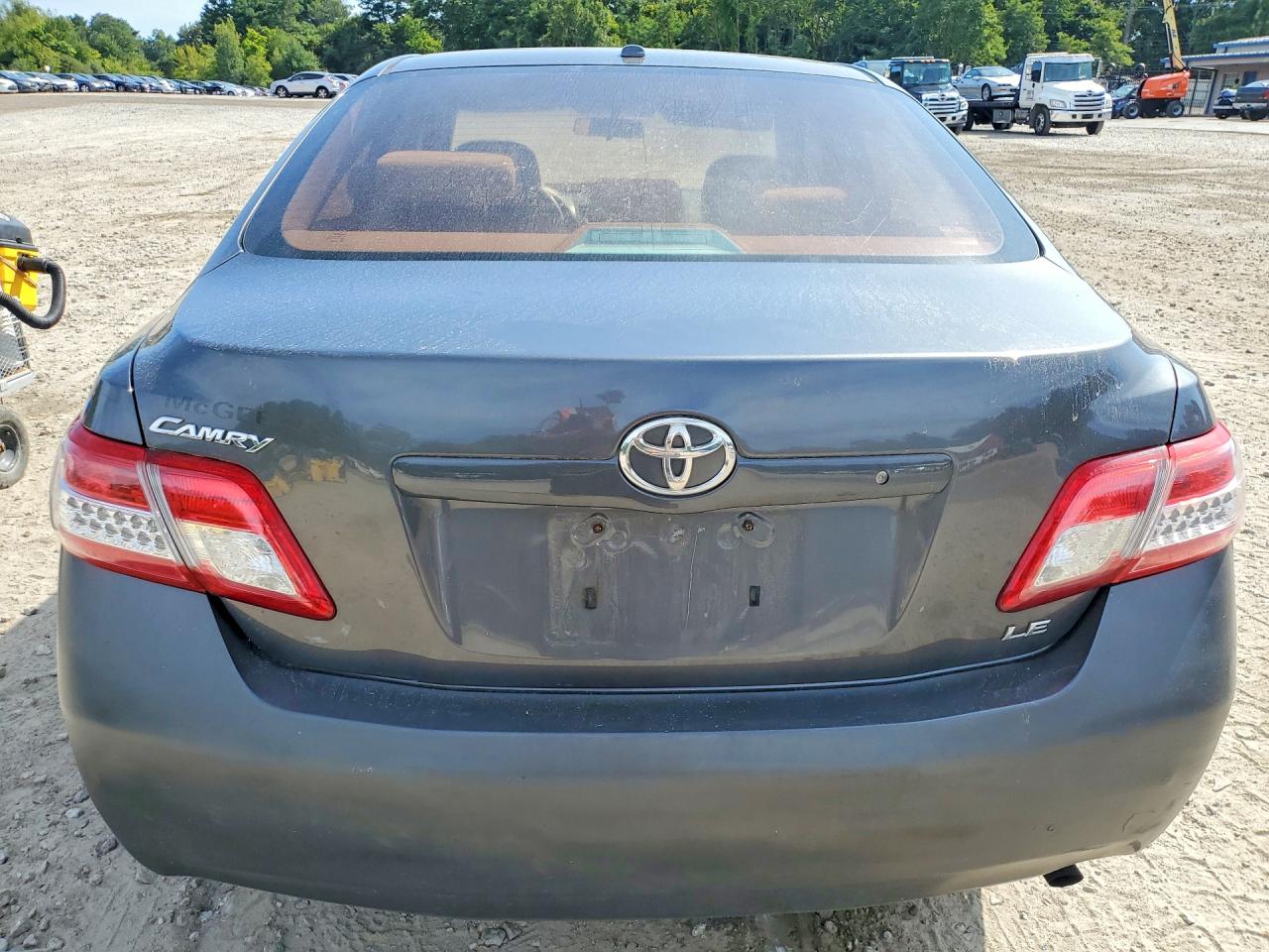 2010 Toyota Camry Le Gray vin: 4T4BF3EK8AR002108