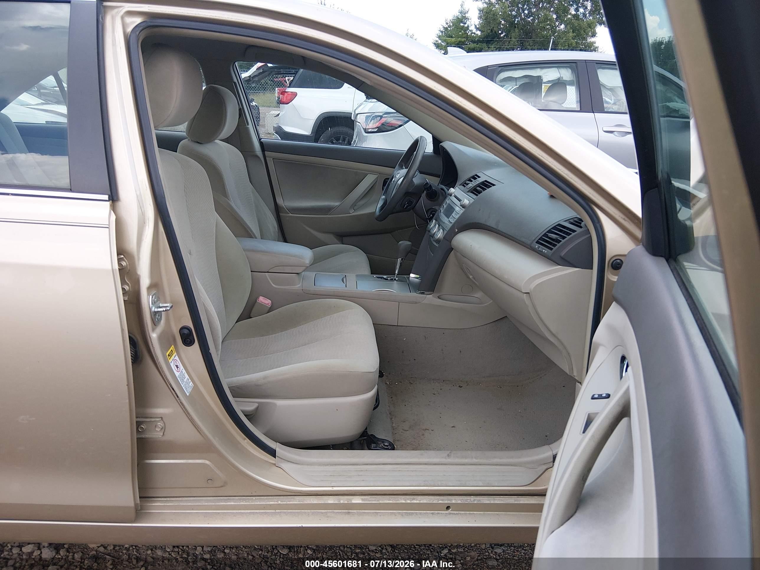 2010 Toyota Camry Le Gold vin: 4T4BF3EK8AR004537