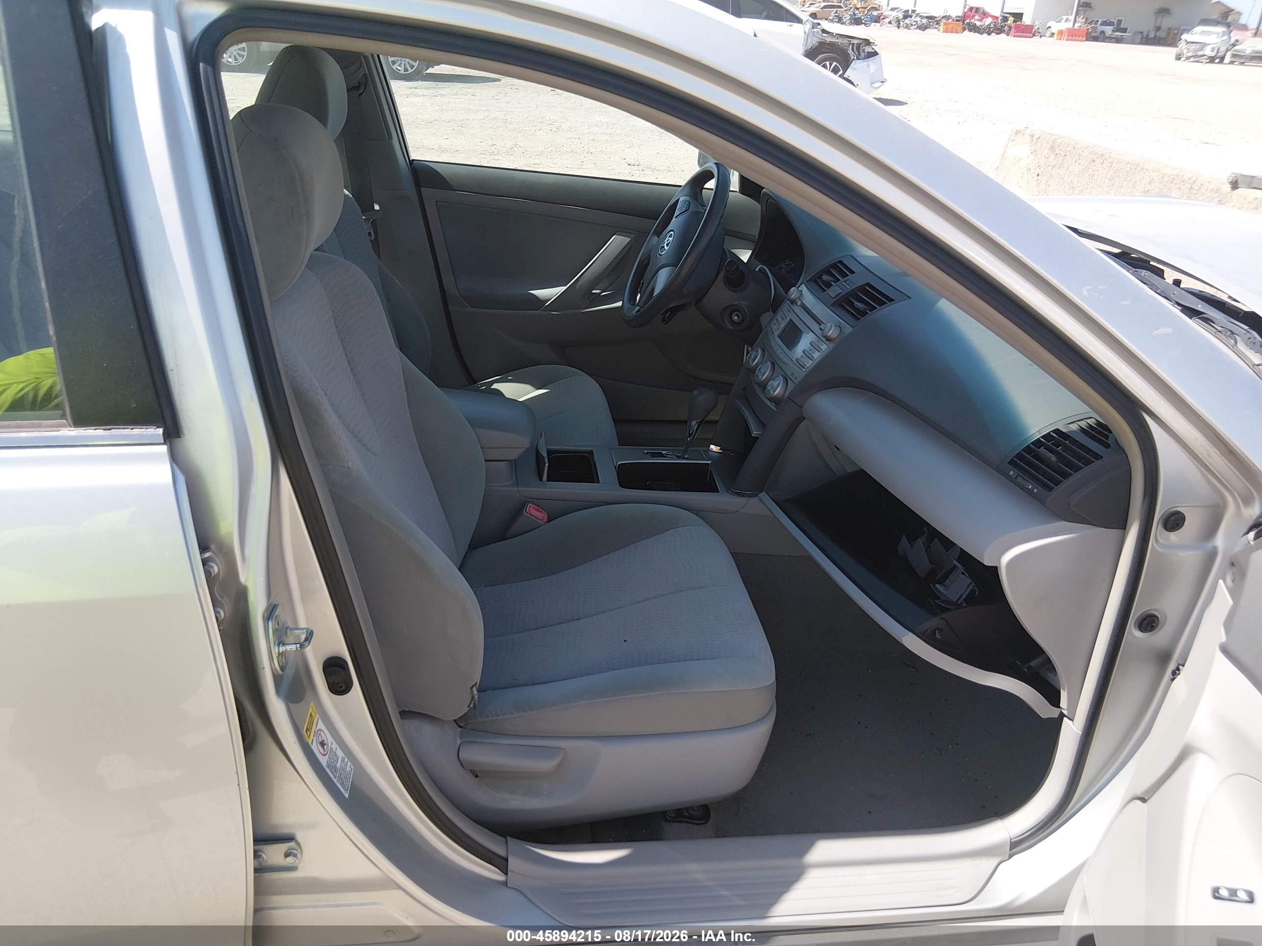 2010 Toyota Camry Le Серебряный vin: 4T4BF3EK8AR032368