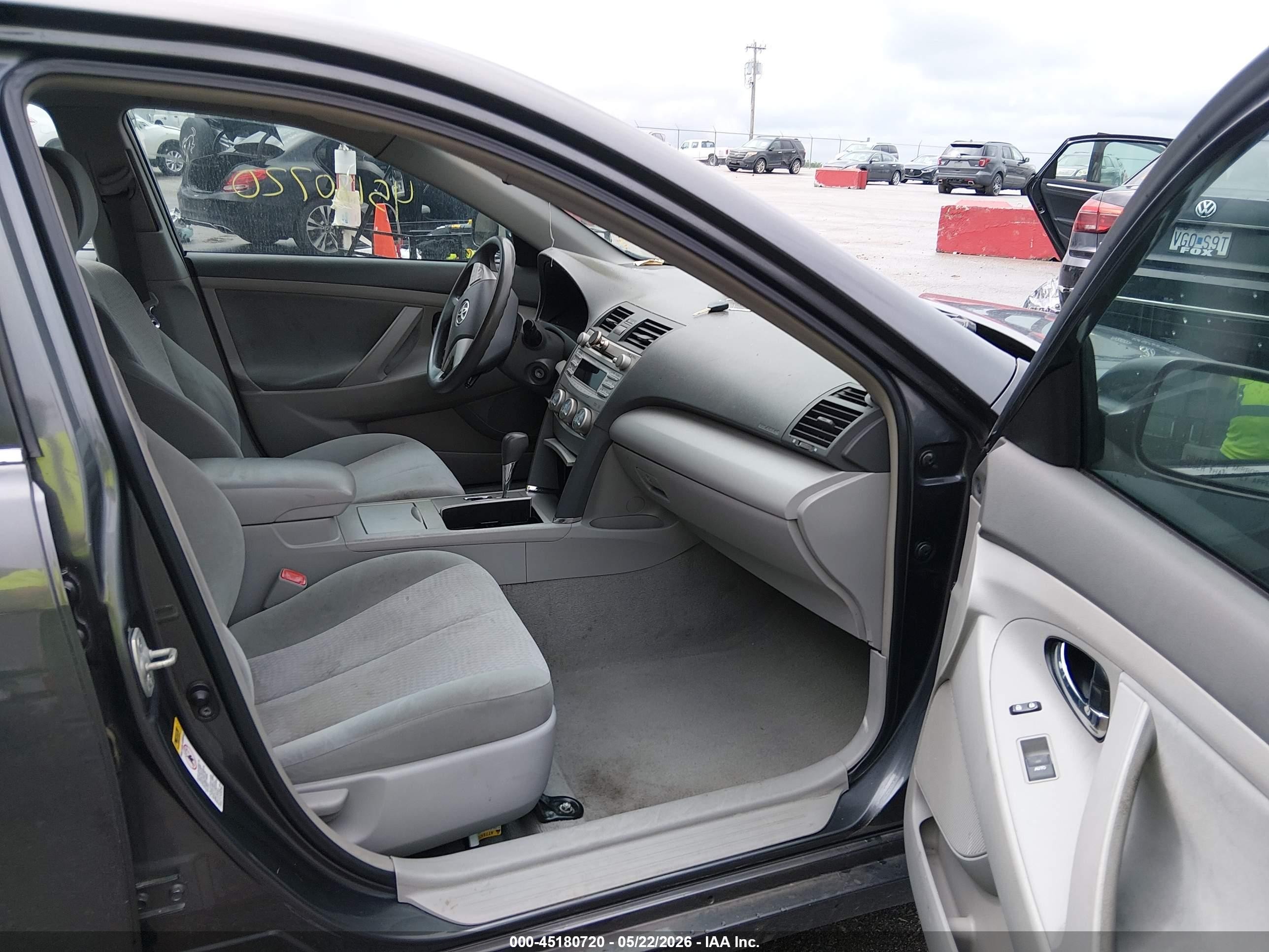 2010 Toyota Camry Le Серый vin: 4T4BF3EK8AR035402