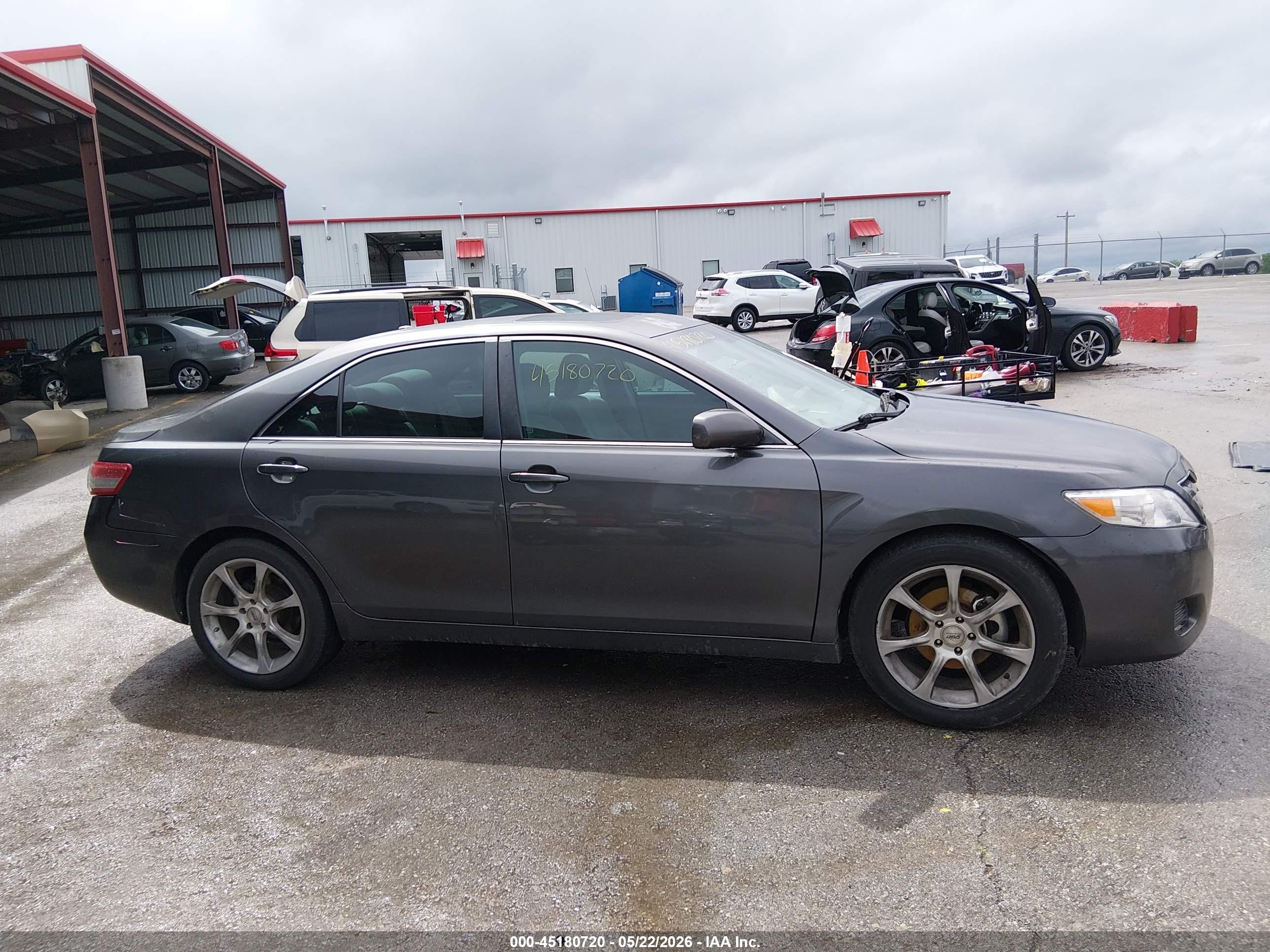 2010 Toyota Camry Le Серый vin: 4T4BF3EK8AR035402