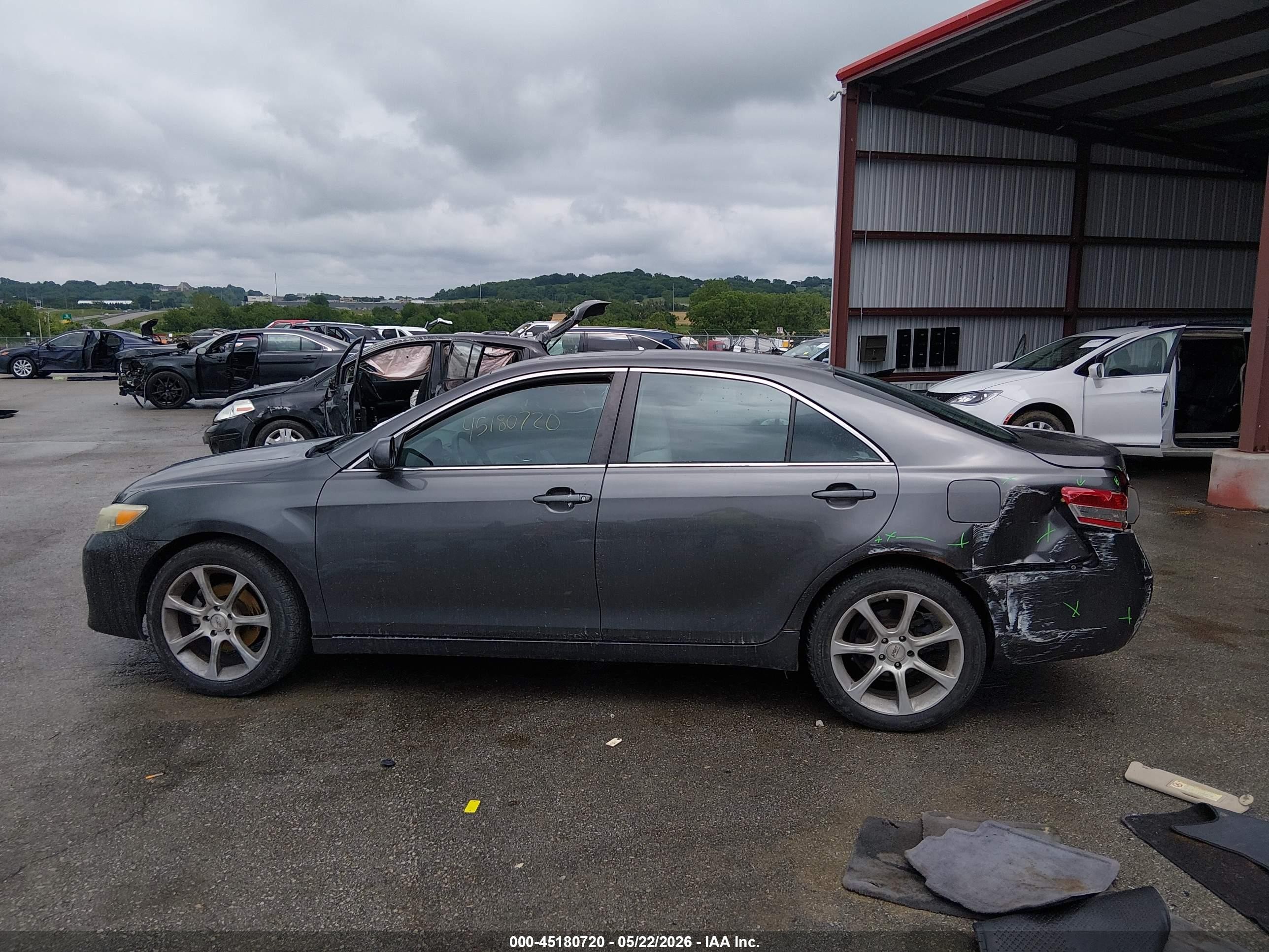 2010 Toyota Camry Le Серый vin: 4T4BF3EK8AR035402