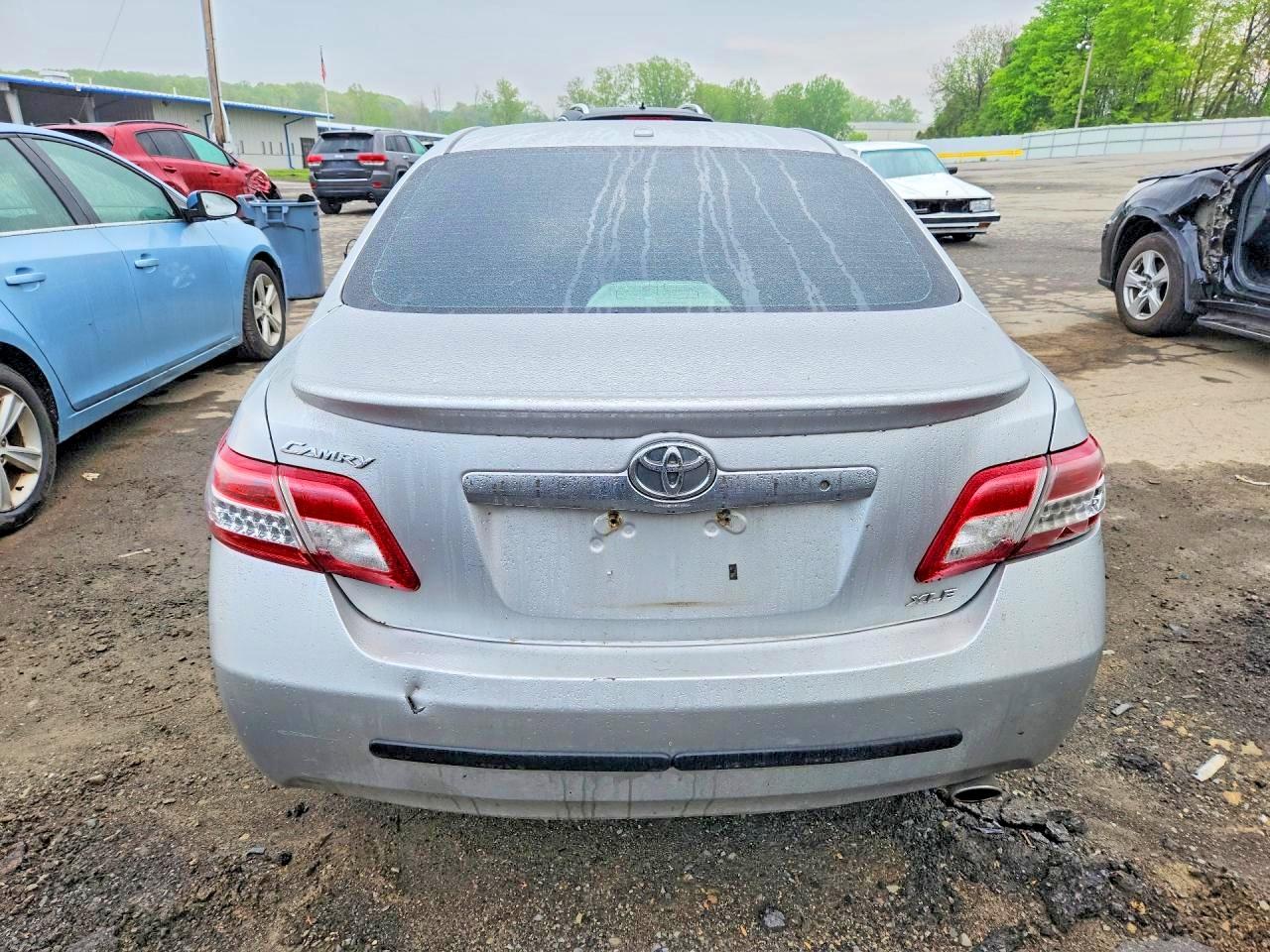 2010 Toyota Camry Xle Silver vin: 4T4BF3EK8AR052104