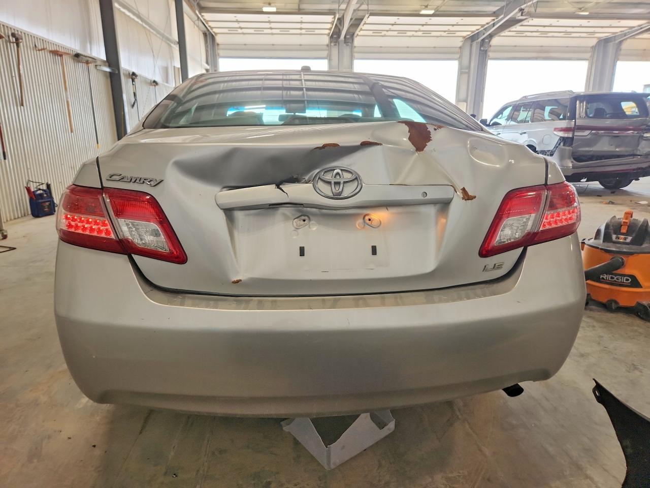 2010 Toyota Camry Le Silver vin: 4T4BF3EK8AR064107