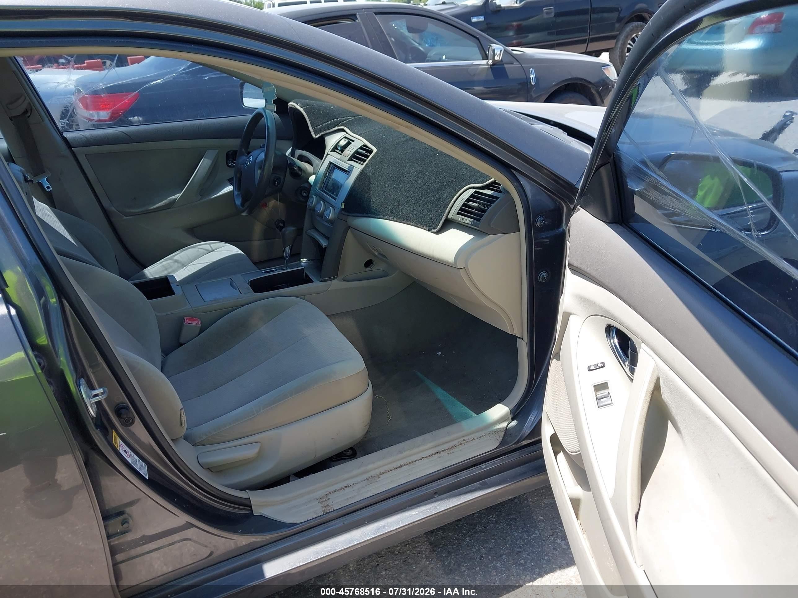2010 Toyota Camry Le Серый vin: 4T4BF3EK8AR072868