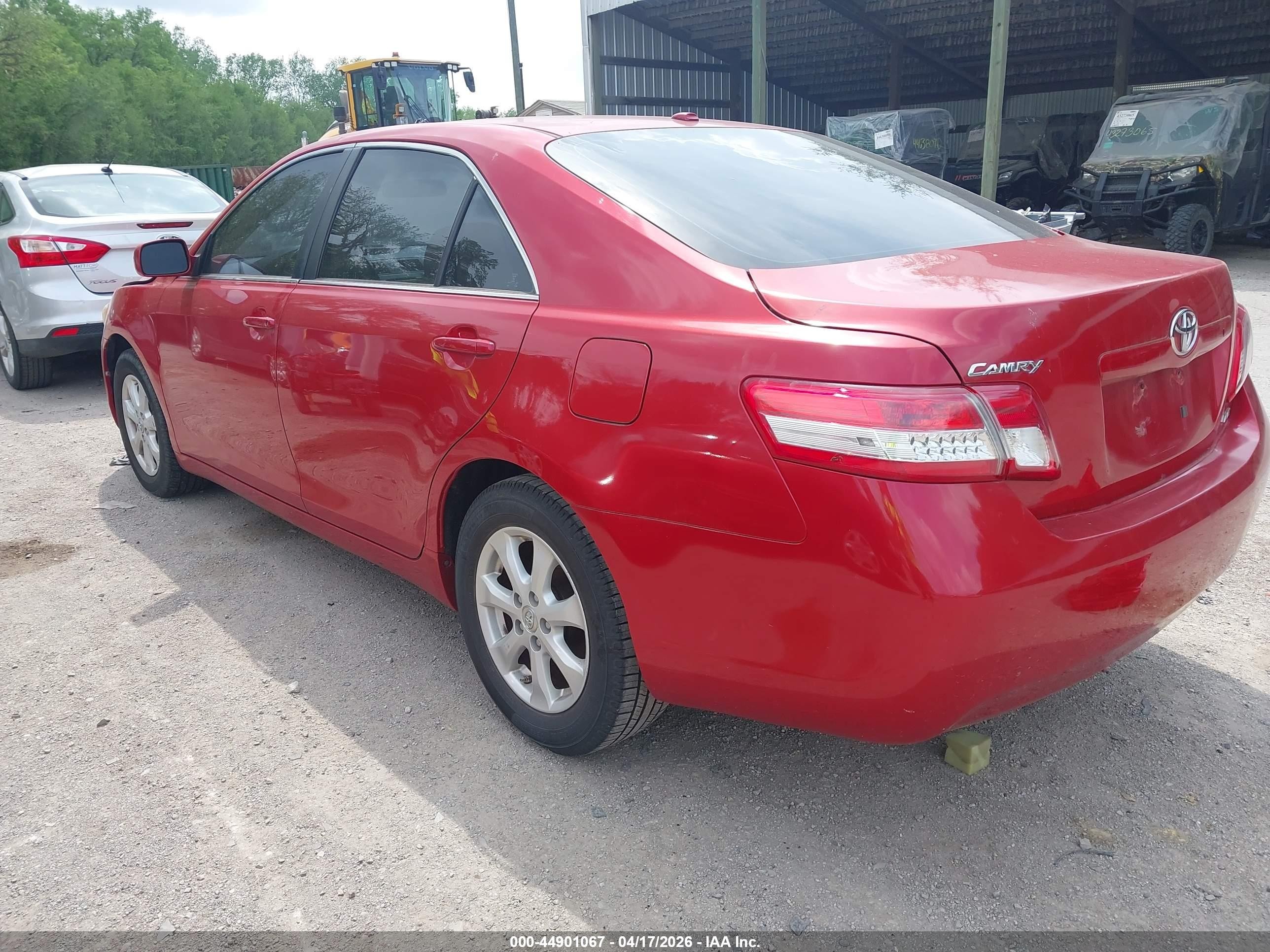 2011 Toyota Camry Le Red vin: 4T4BF3EK8BR136795