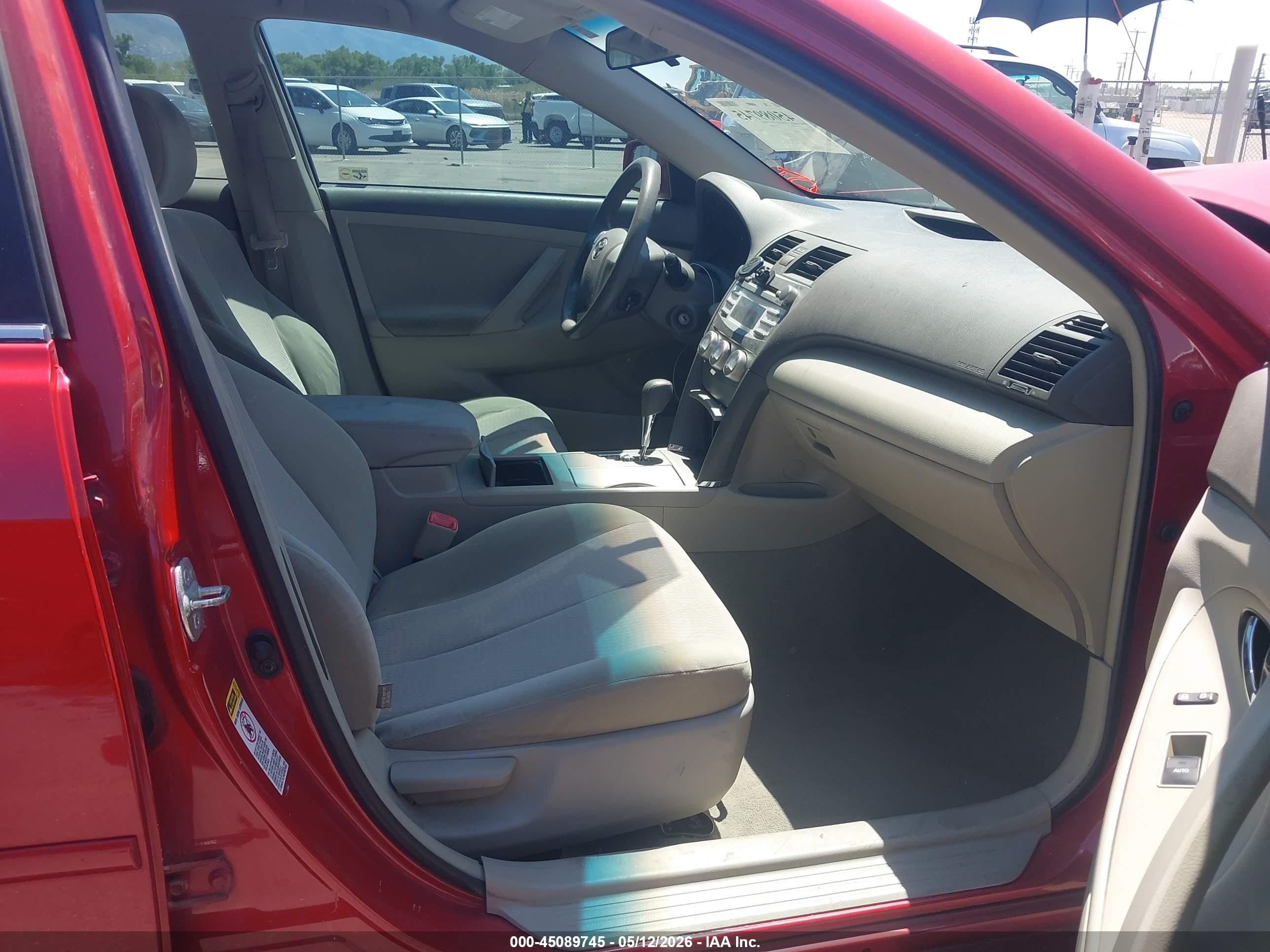 2011 Toyota Camry Le Red vin: 4T4BF3EK8BR210197