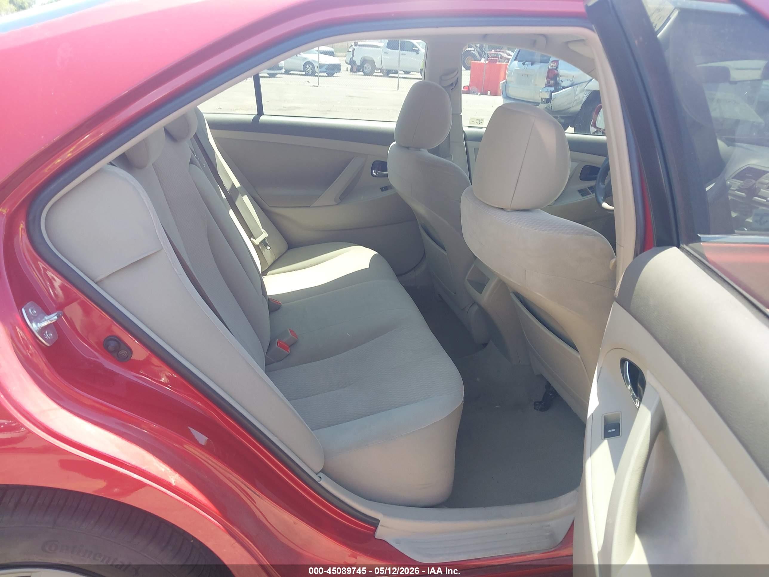2011 Toyota Camry Le Red vin: 4T4BF3EK8BR210197