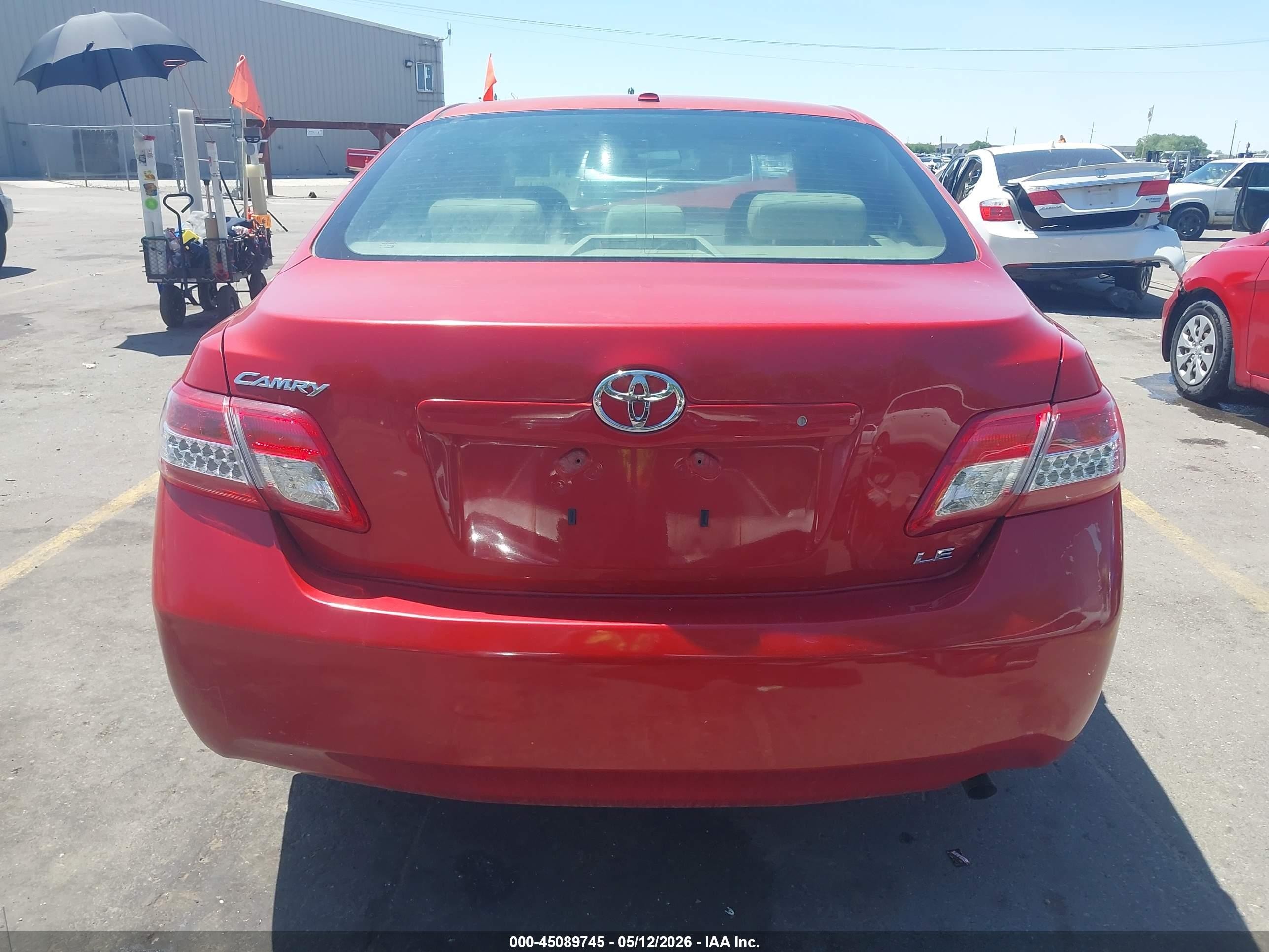 2011 Toyota Camry Le Red vin: 4T4BF3EK8BR210197
