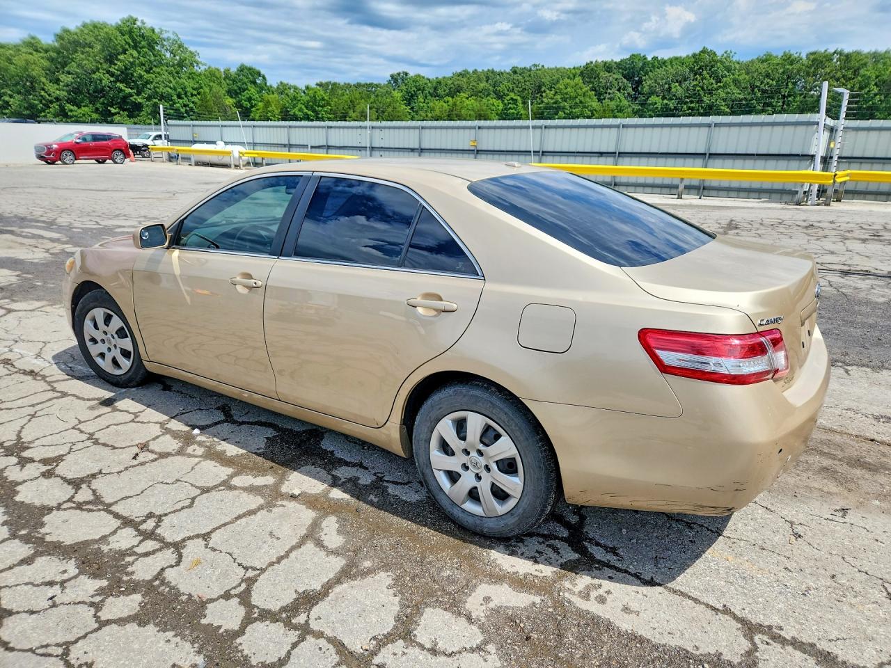 2010 Toyota Camry Base Золотой vin: 4T4BF3EK9AR015093