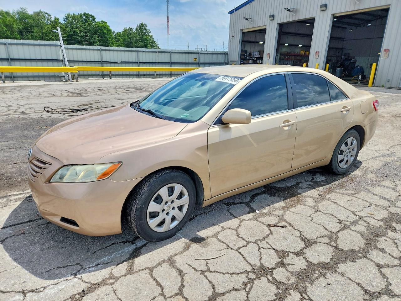 2010 Toyota Camry Base Золотой vin: 4T4BF3EK9AR015093