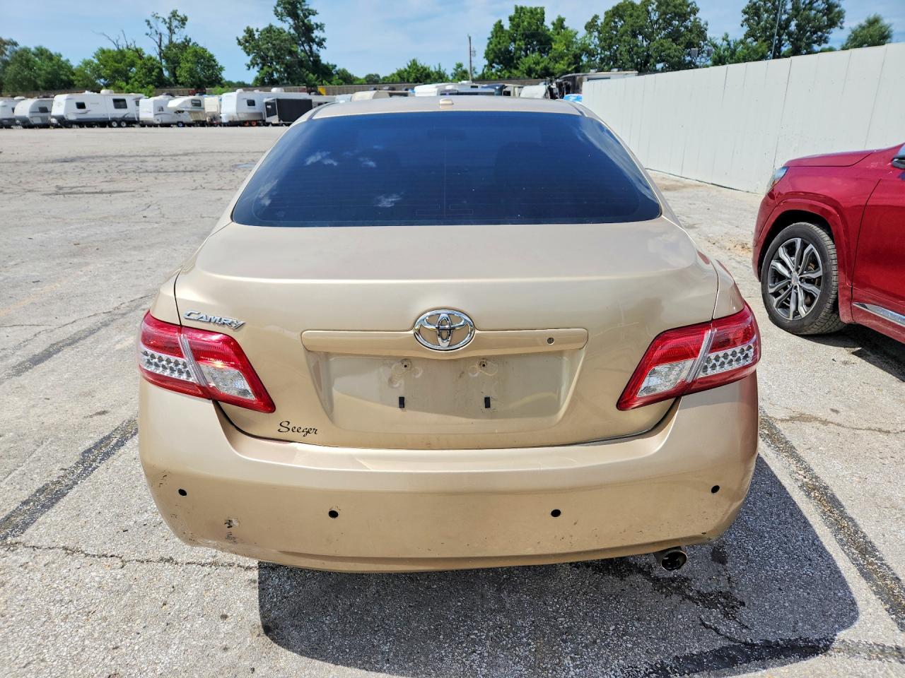 2010 Toyota Camry Base Золотой vin: 4T4BF3EK9AR015093