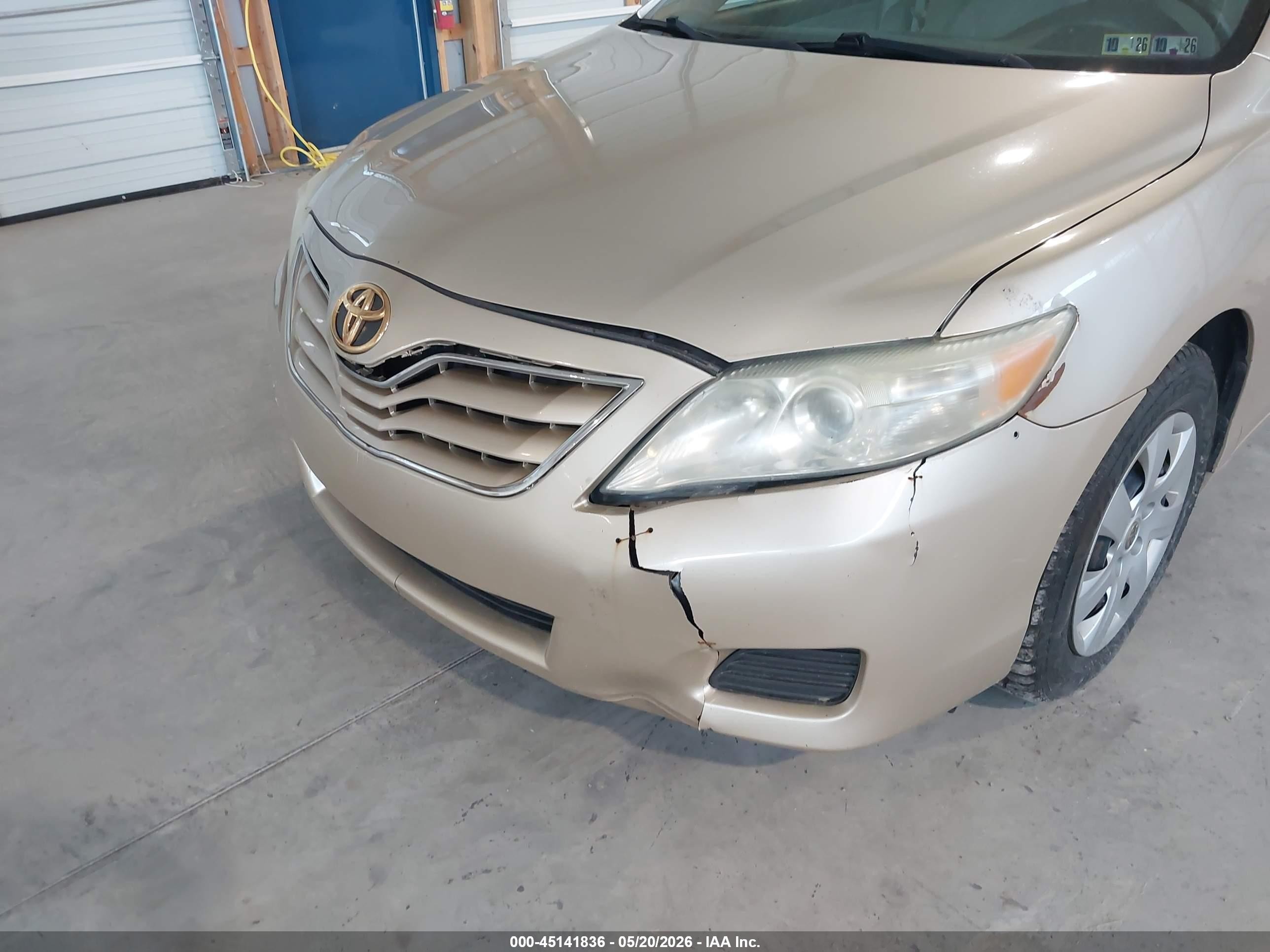 2010 Toyota Camry Le Gold vin: 4T4BF3EK9AR020147