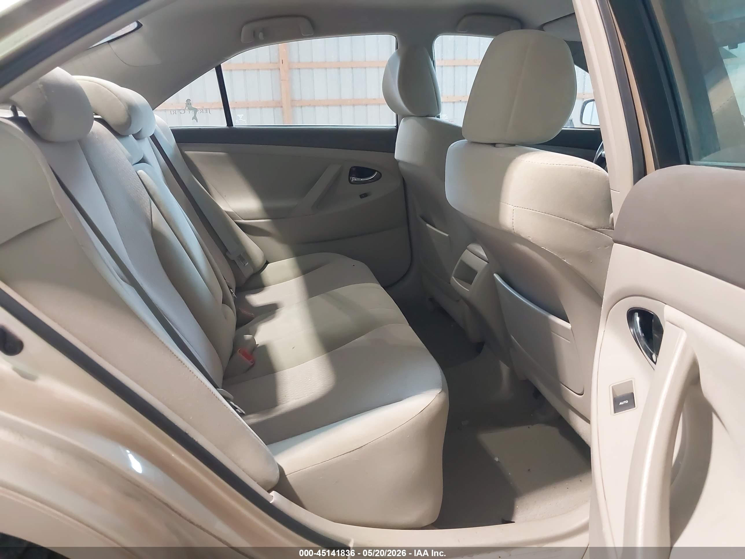 2010 Toyota Camry Le Gold vin: 4T4BF3EK9AR020147
