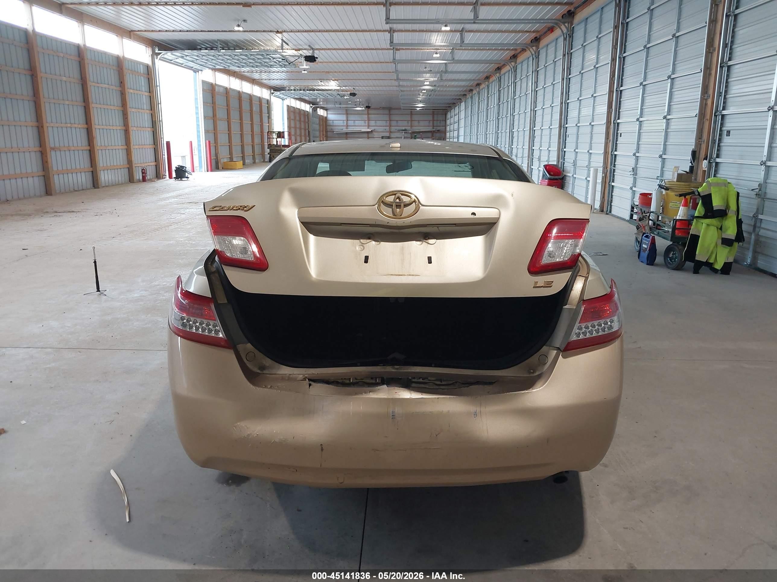 2010 Toyota Camry Le Gold vin: 4T4BF3EK9AR020147