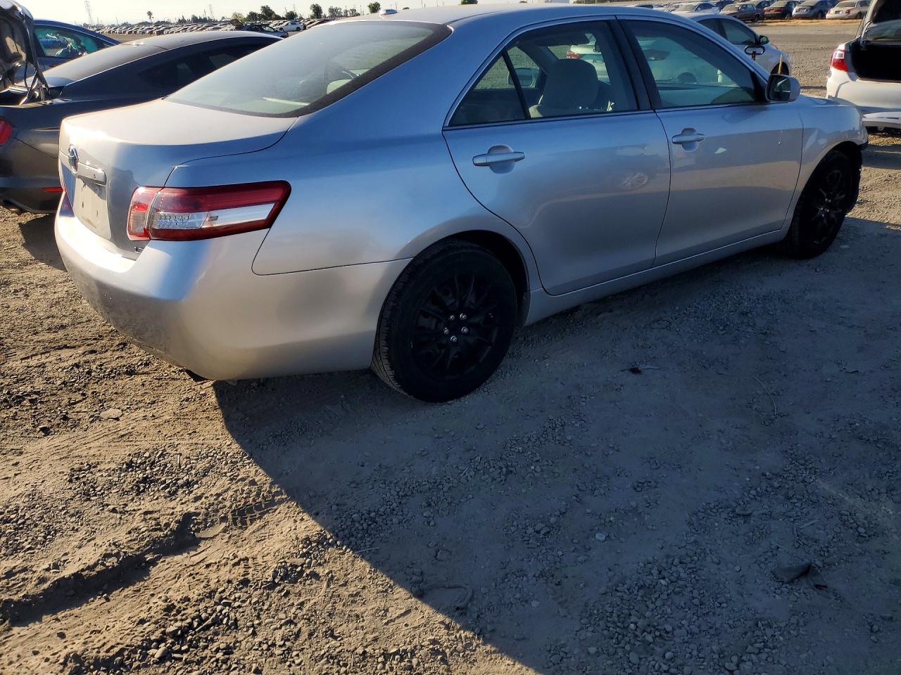 2010 Toyota Camry Le Silver vin: 4T4BF3EK9AR022402