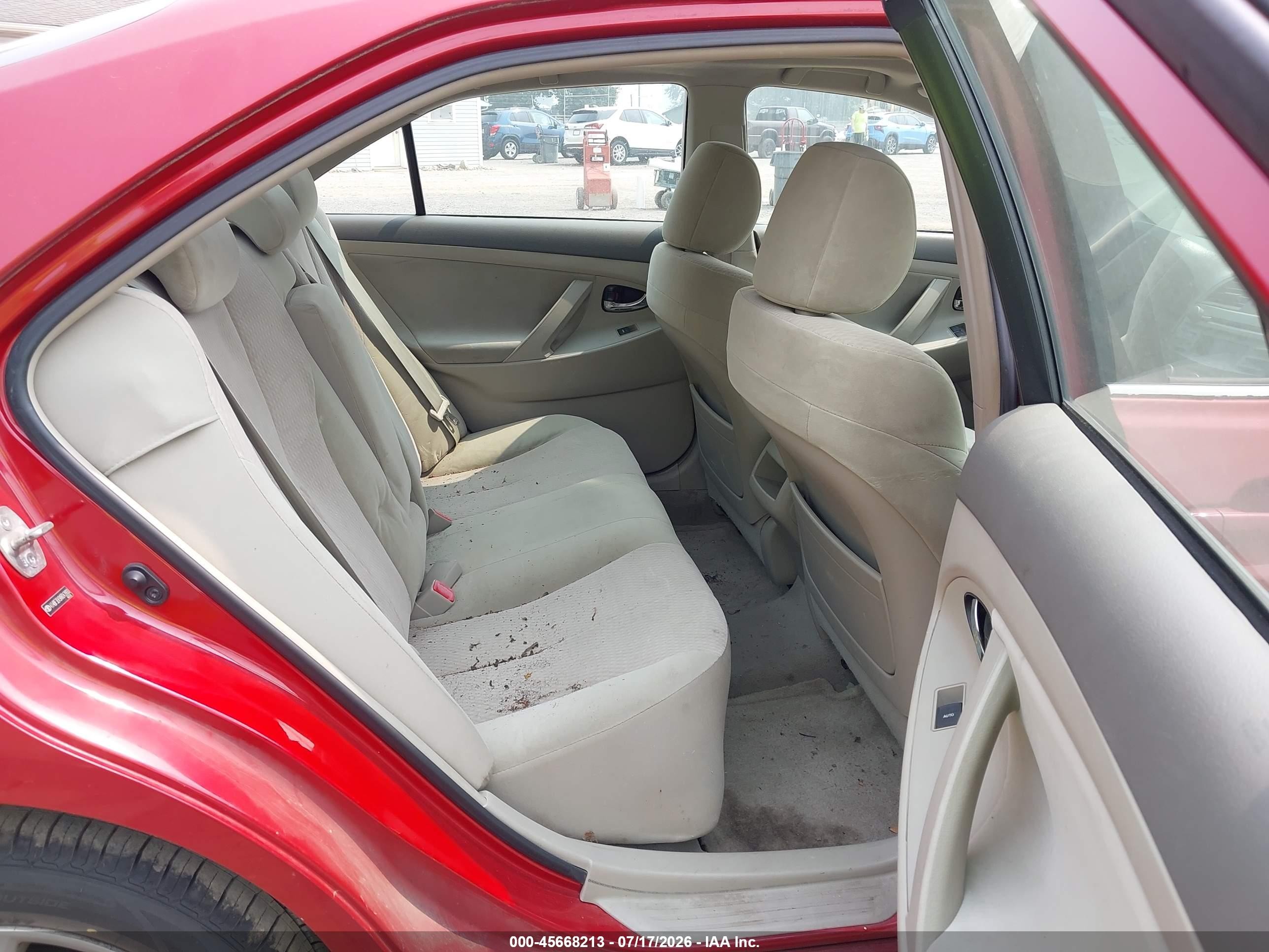 2010 Toyota Camry Le Red vin: 4T4BF3EK9AR043900