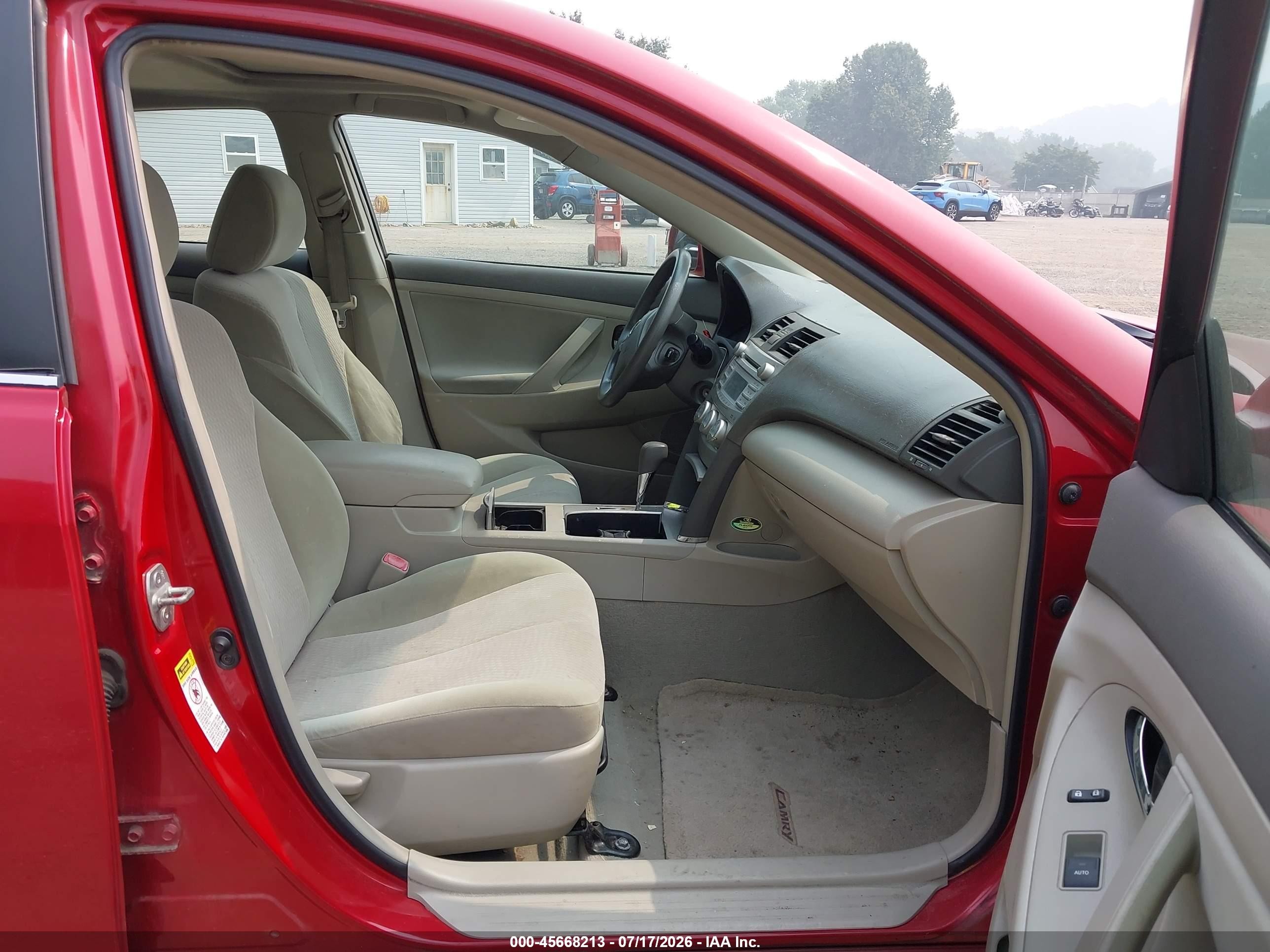2010 Toyota Camry Le Red vin: 4T4BF3EK9AR043900