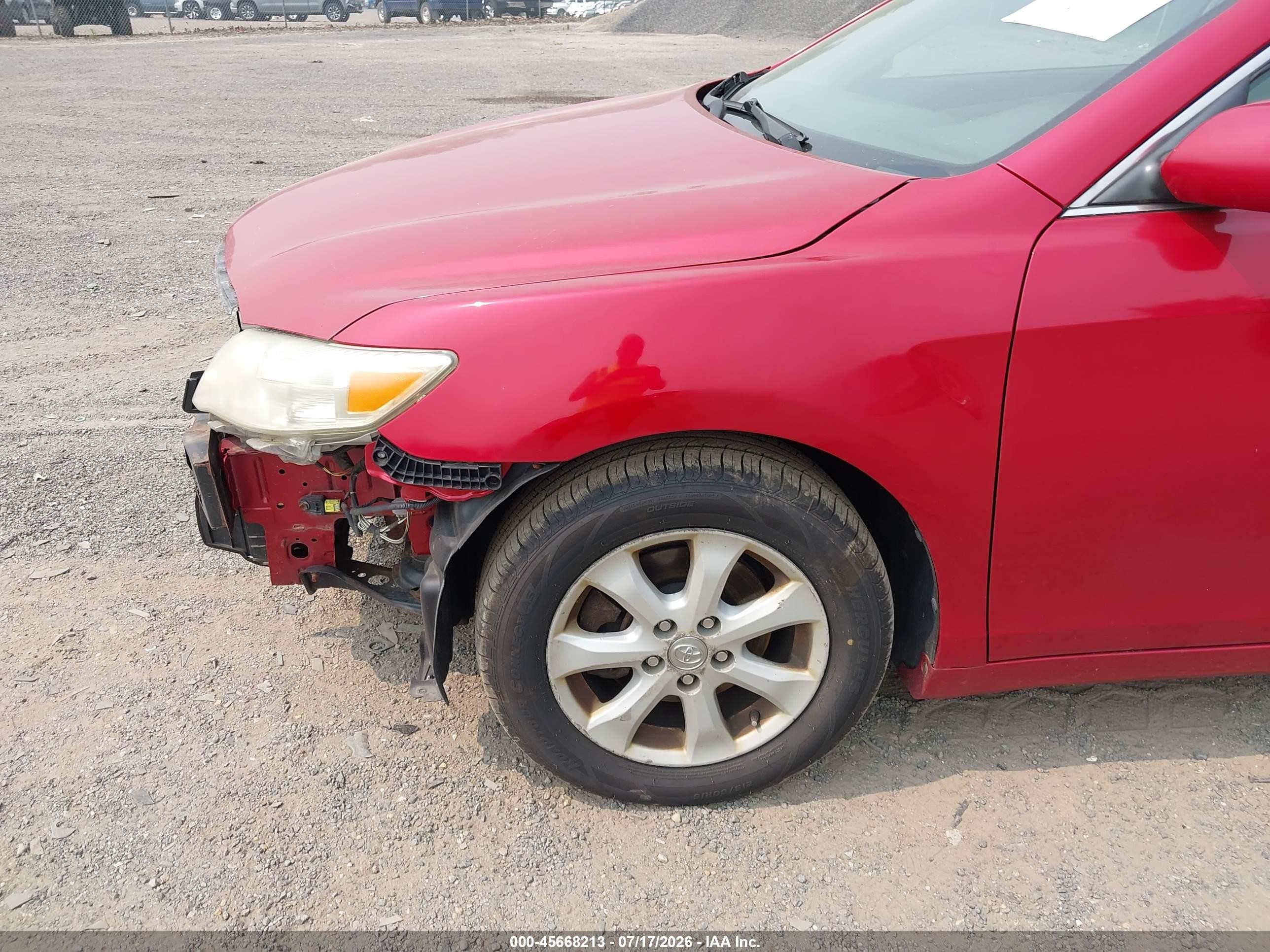 2010 Toyota Camry Le Red vin: 4T4BF3EK9AR043900