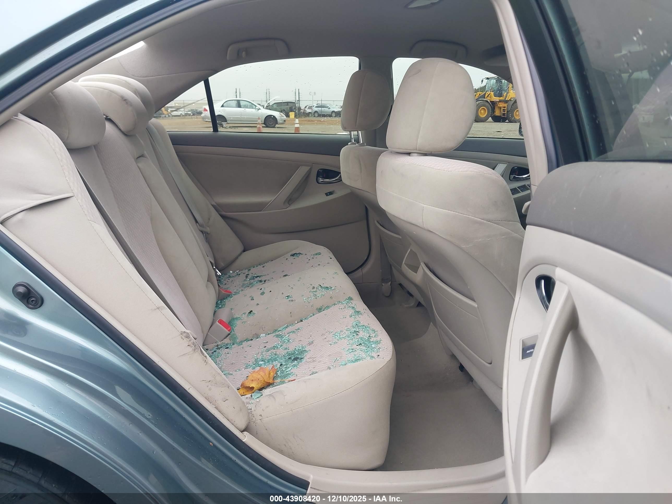 2010 Toyota Camry Le Зеленый vin: 4T4BF3EK9AR058896