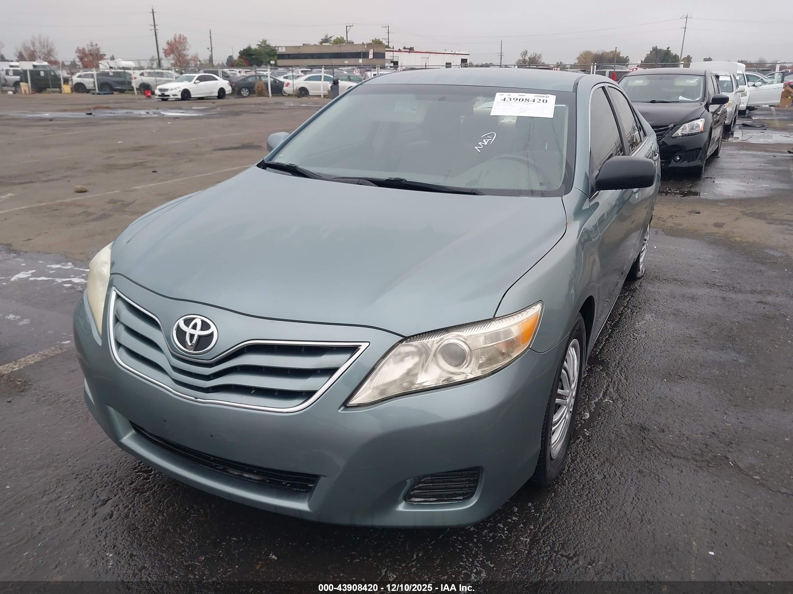 2010 Toyota Camry Le Зеленый vin: 4T4BF3EK9AR058896