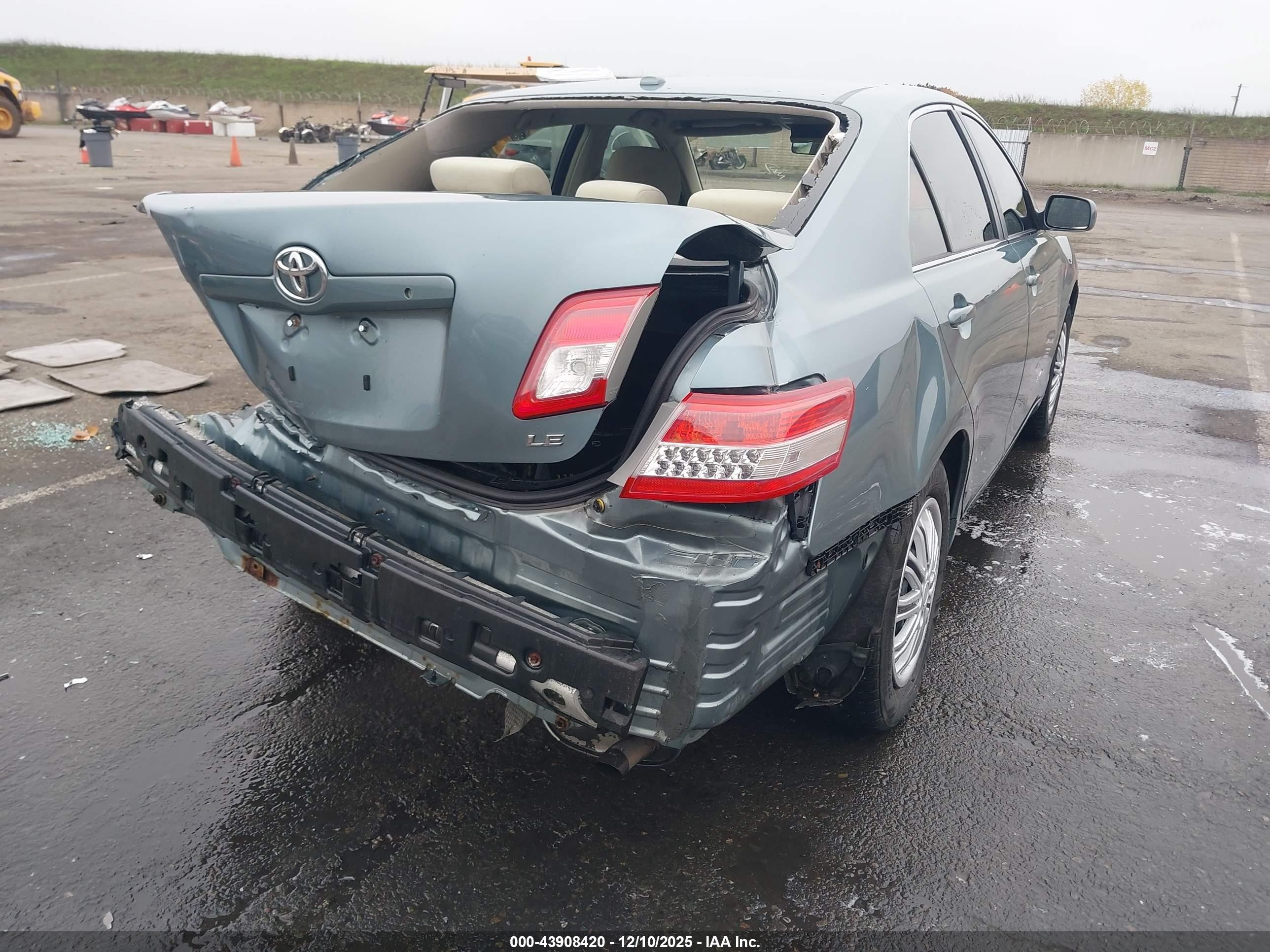 2010 Toyota Camry Le Зеленый vin: 4T4BF3EK9AR058896