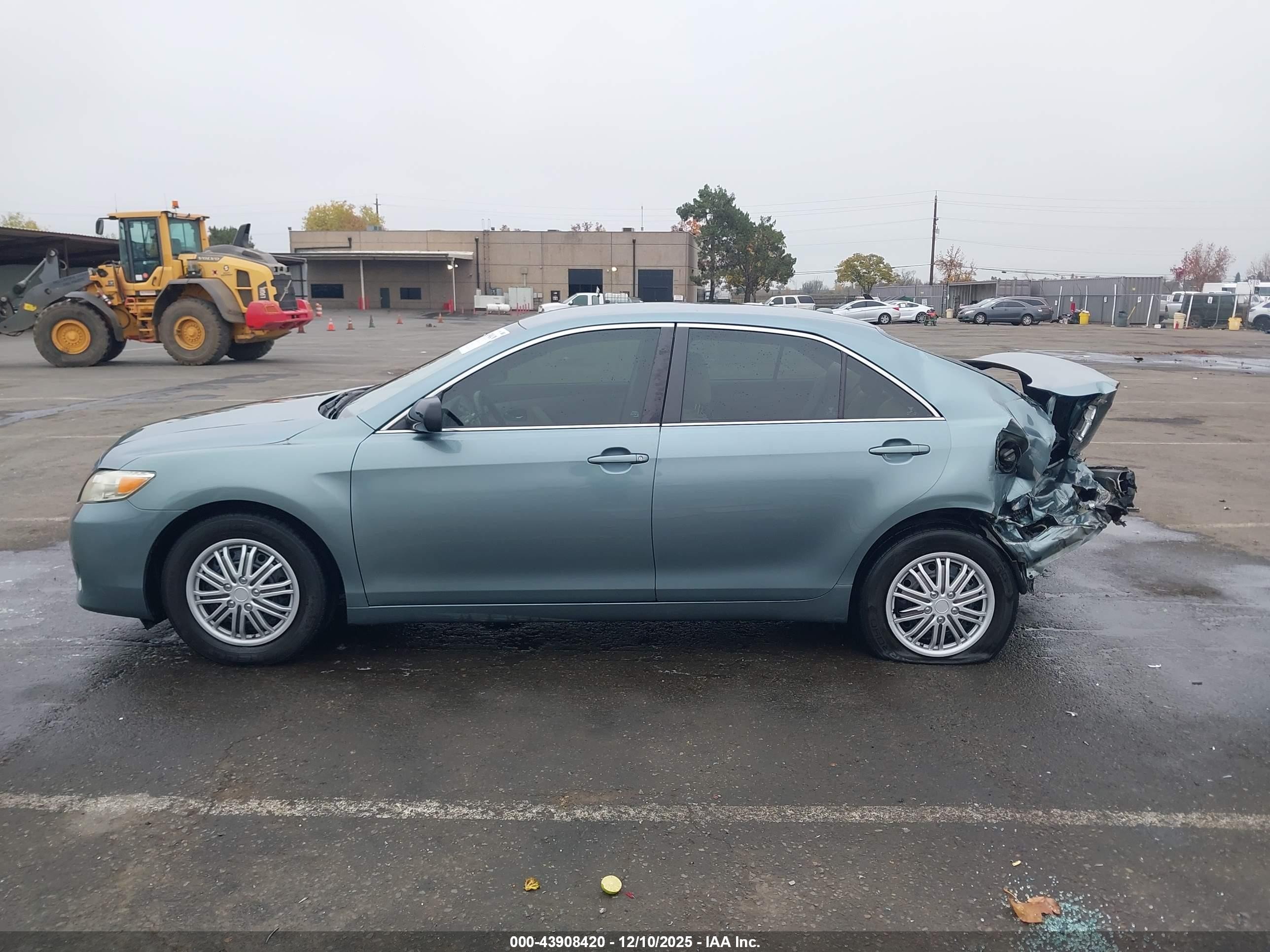 2010 Toyota Camry Le Зеленый vin: 4T4BF3EK9AR058896