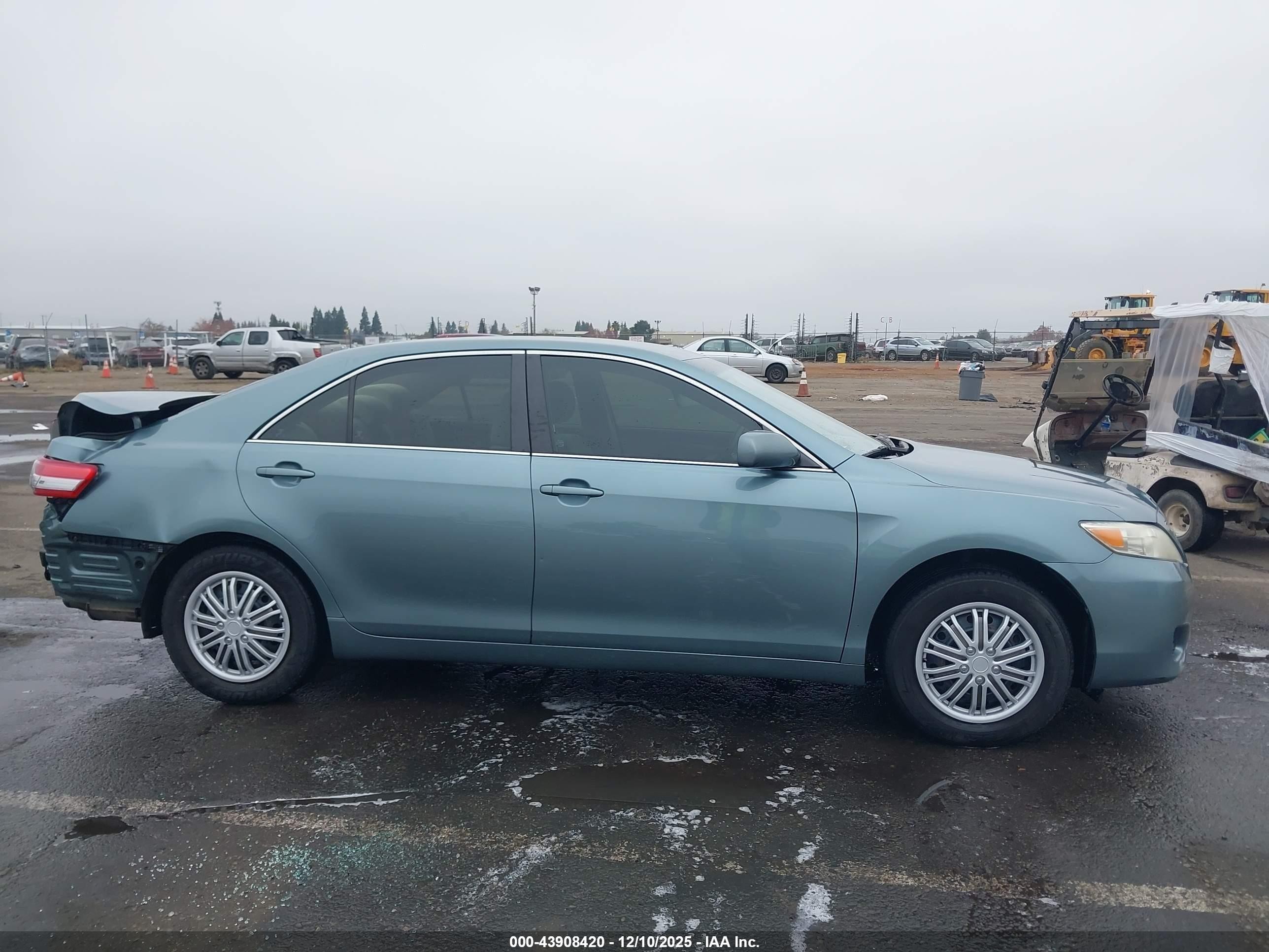 2010 Toyota Camry Le Зеленый vin: 4T4BF3EK9AR058896