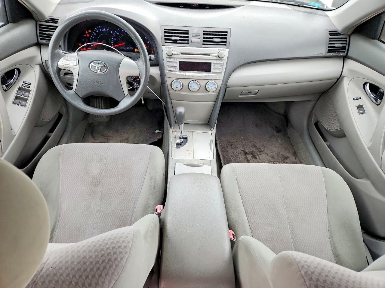 2010 Toyota Camry Le Silver vin: 4T4BF3EK9AR063547