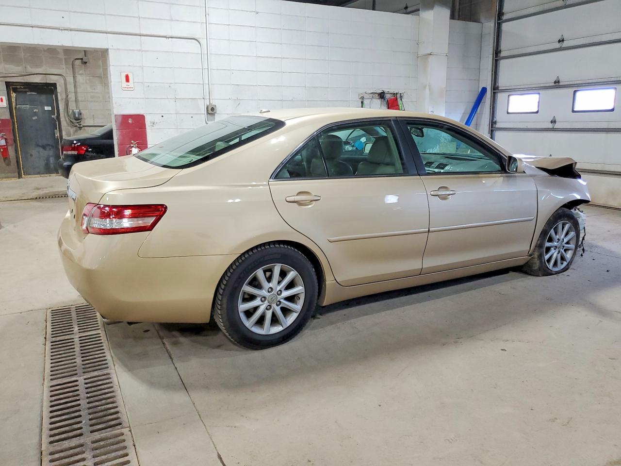 2010 Toyota Camry Xle Gold vin: 4T4BF3EK9AR077643