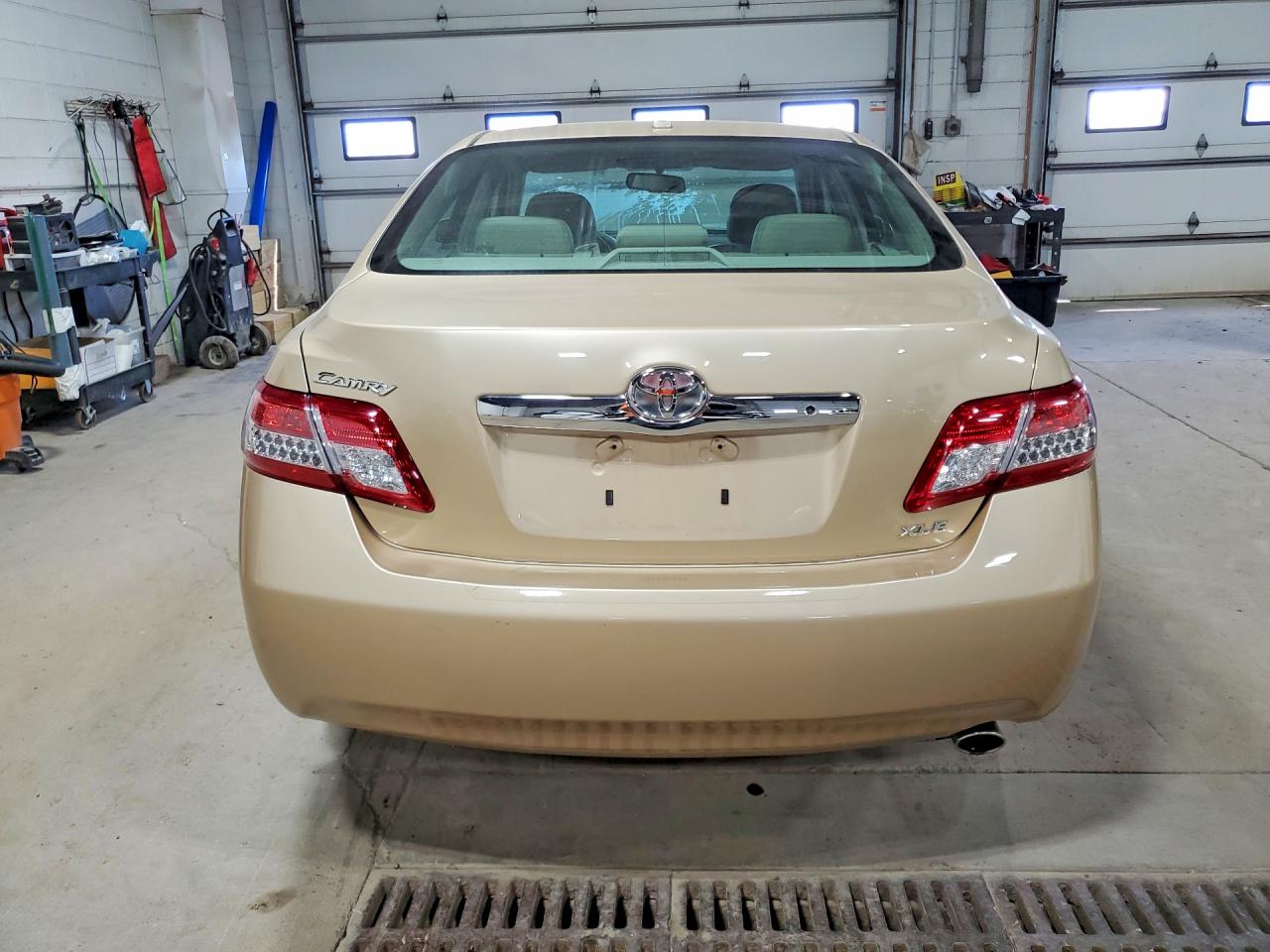 2010 Toyota Camry Xle Gold vin: 4T4BF3EK9AR077643