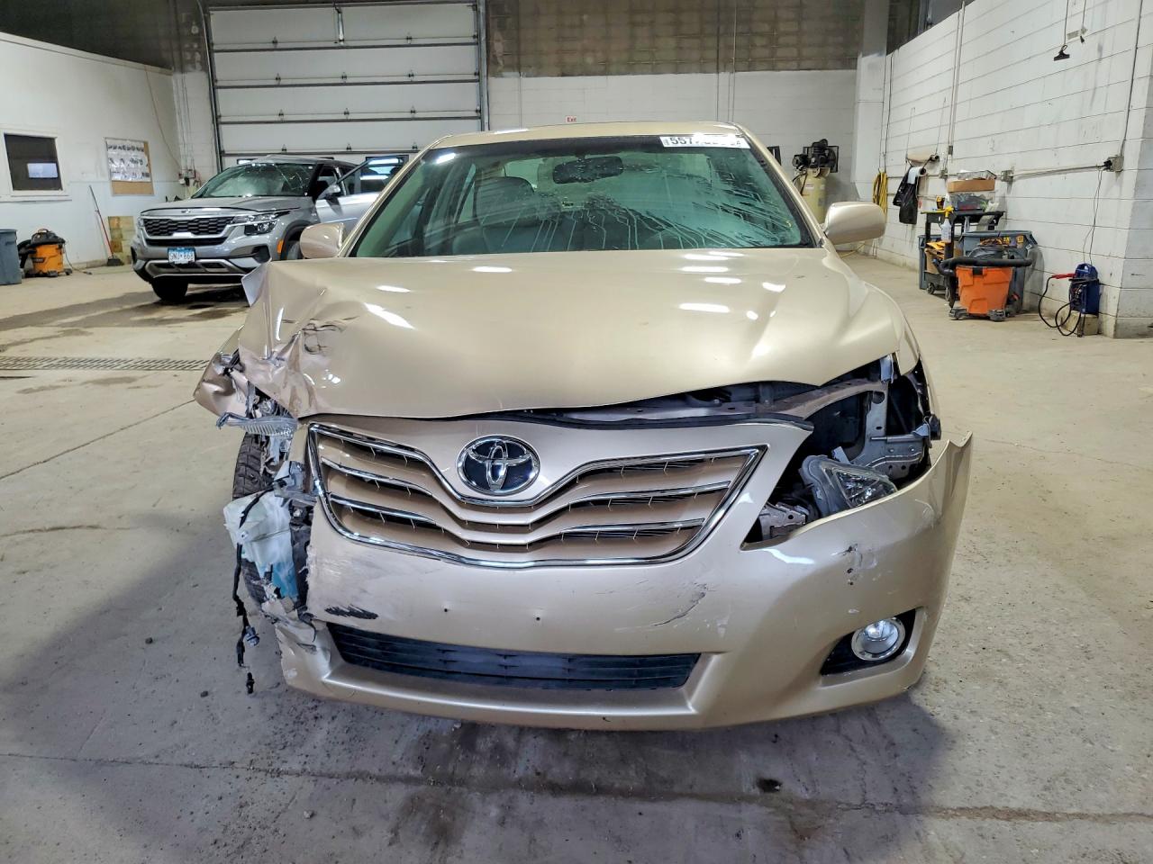 2010 Toyota Camry Xle Gold vin: 4T4BF3EK9AR077643