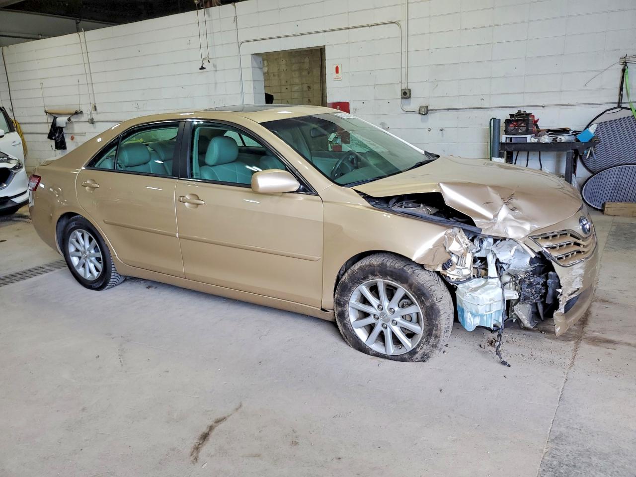 2010 Toyota Camry Xle Gold vin: 4T4BF3EK9AR077643