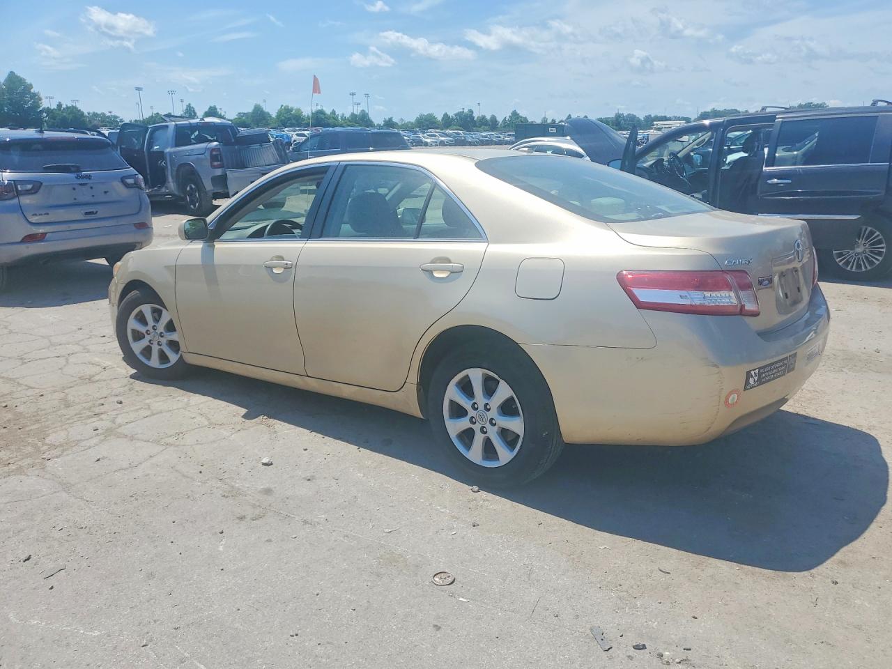 2011 Toyota Camry Le Gold vin: 4T4BF3EK9BR092483