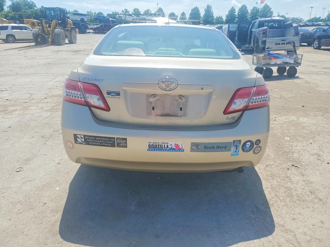 2011 Toyota Camry Le Gold vin: 4T4BF3EK9BR092483