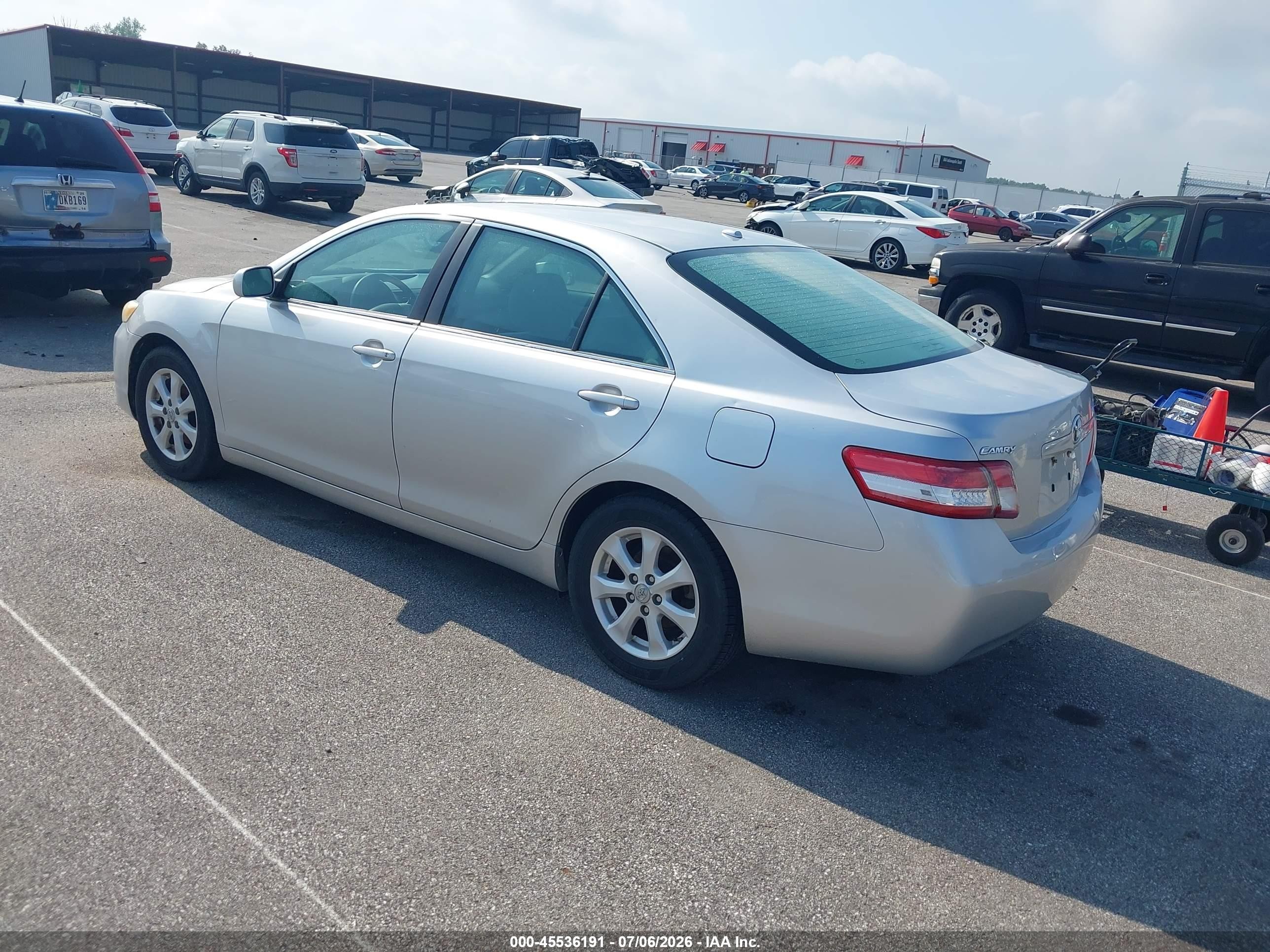 2011 Toyota Camry Le Серебряный vin: 4T4BF3EK9BR108178