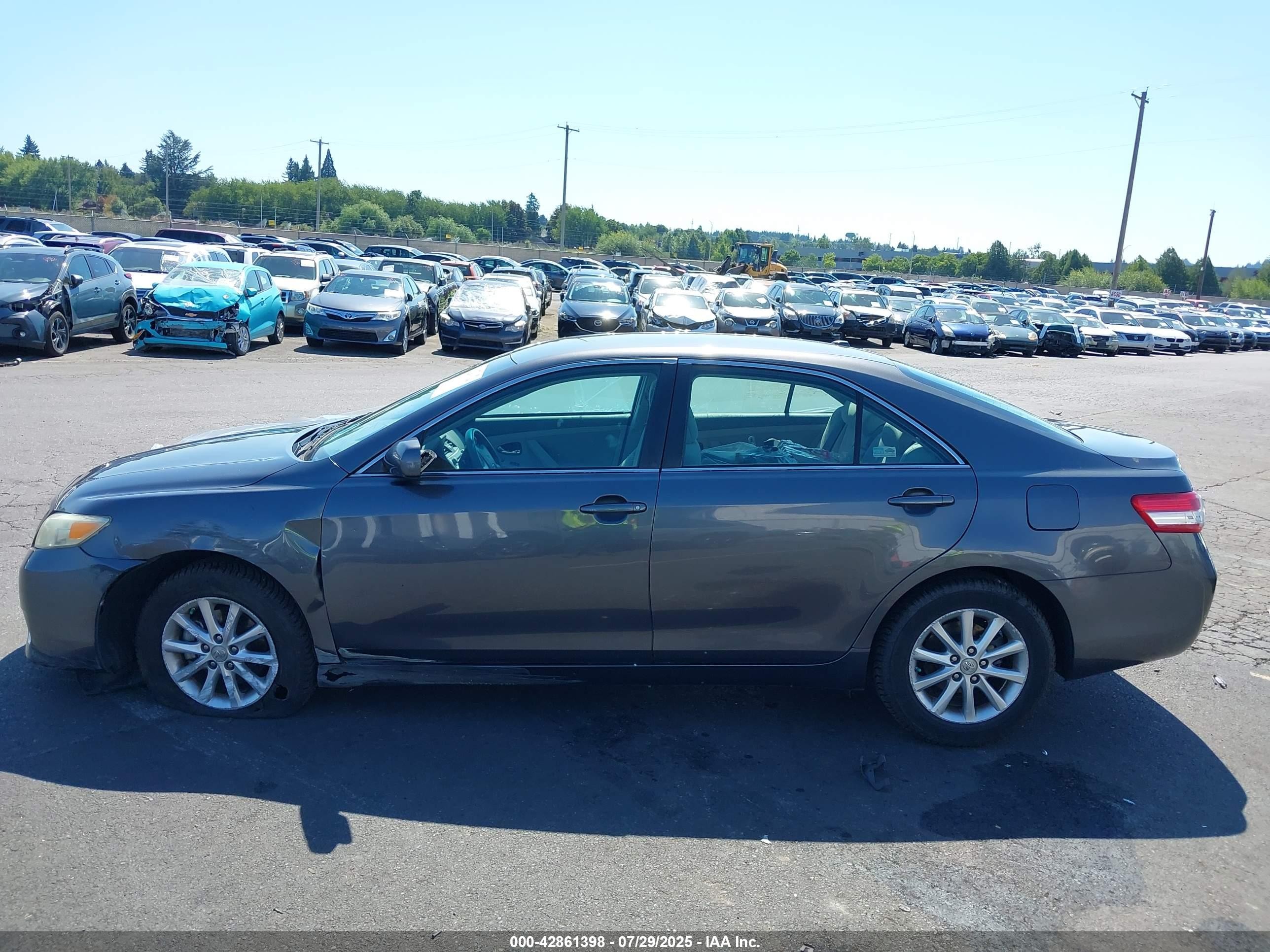 2011 Toyota Camry Le Gray vin: 4T4BF3EK9BR136160