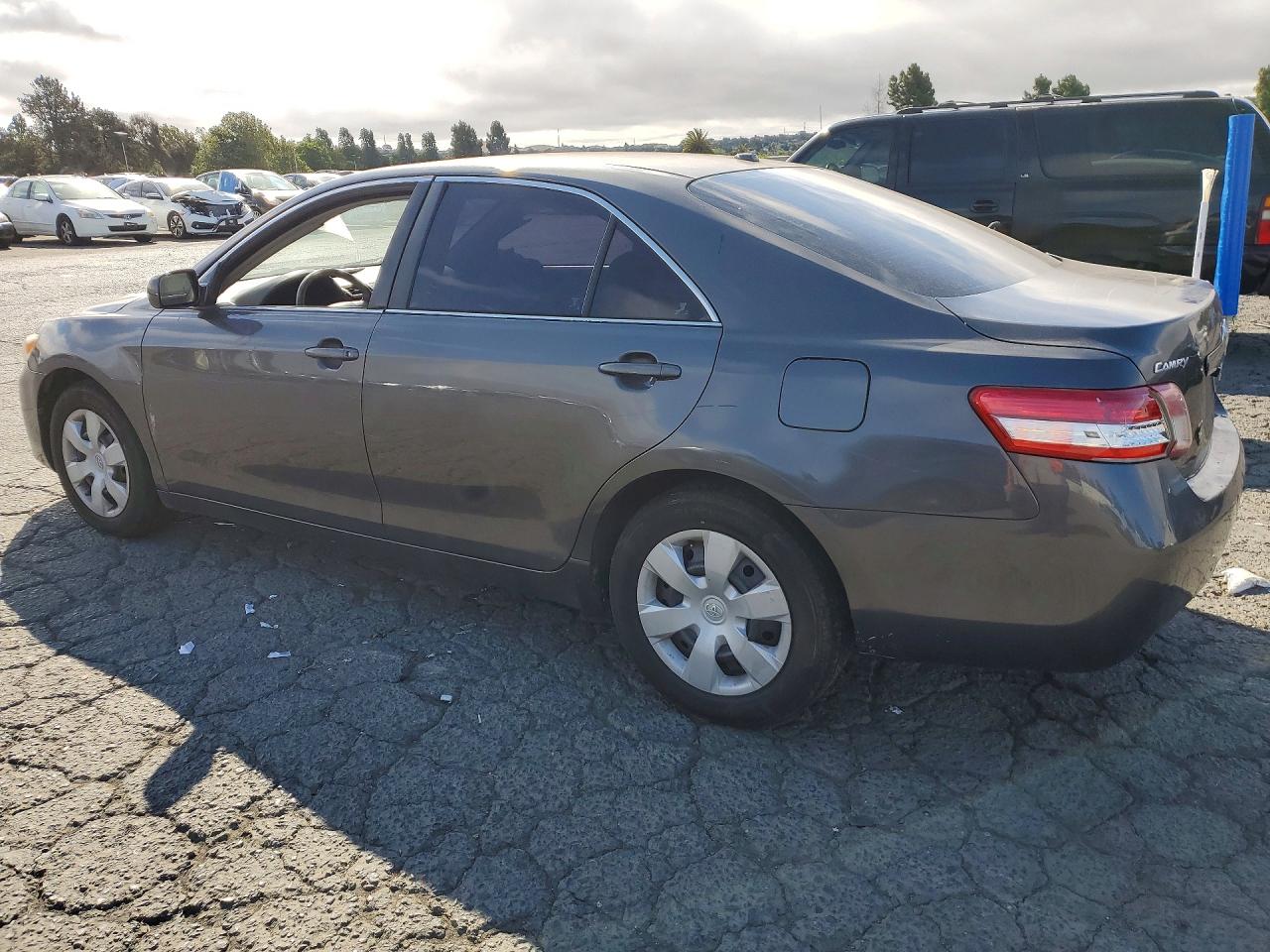 2011 Toyota Camry Le Gray vin: 4T4BF3EK9BR198352