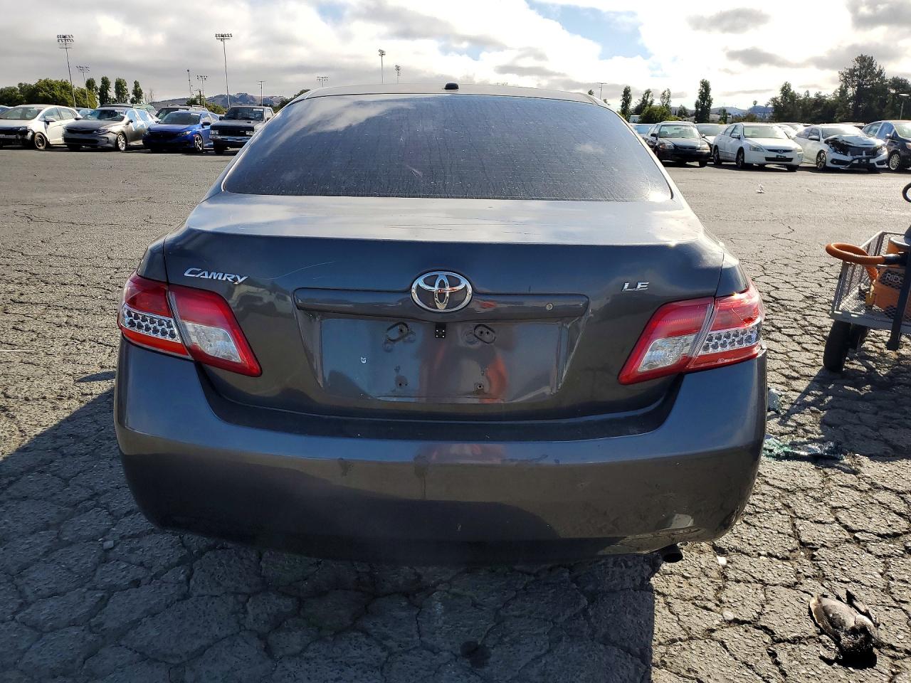 2011 Toyota Camry Le Gray vin: 4T4BF3EK9BR198352