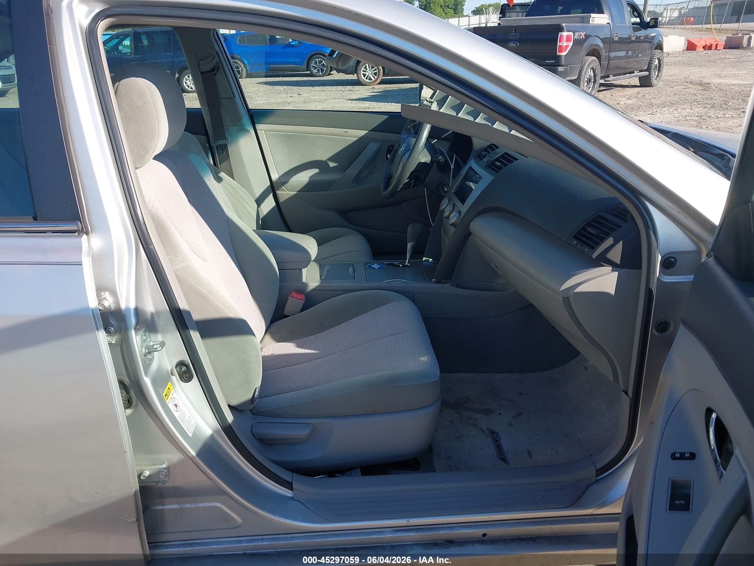 2010 Toyota Camry Le Silver vin: 4T4BF3EKXAR002577