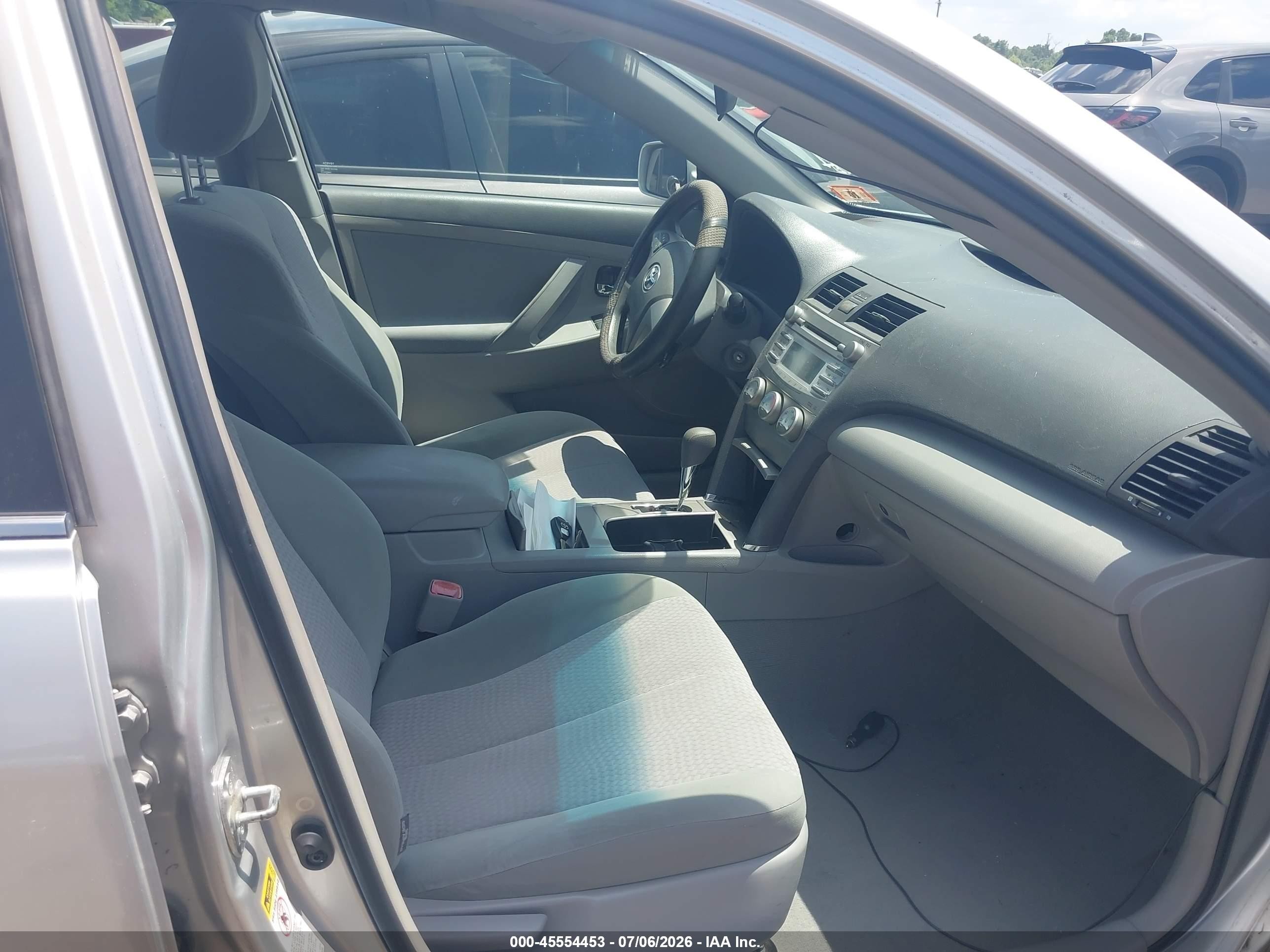 2010 Toyota Camry Le Silver vin: 4T4BF3EKXAR003941