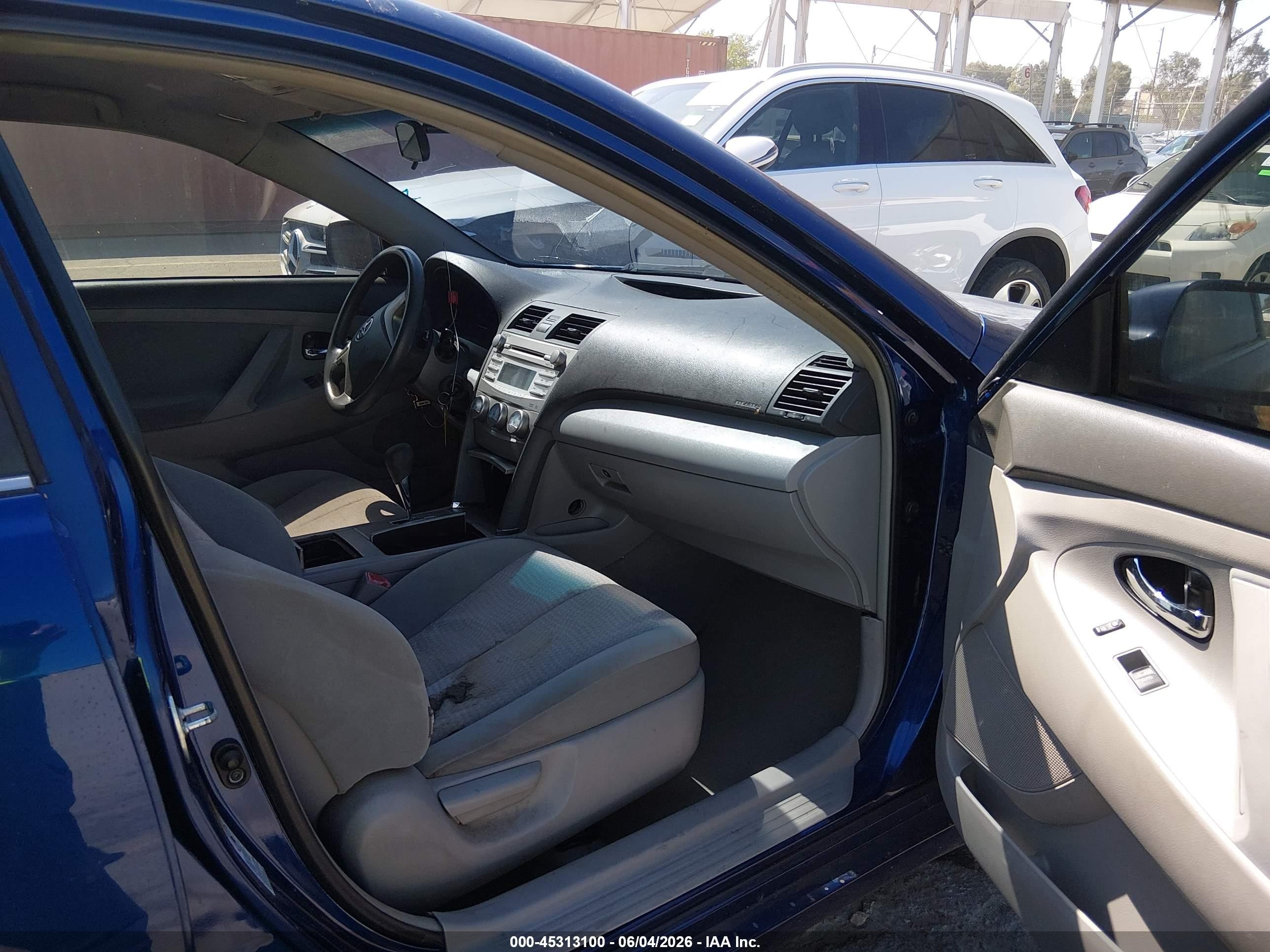 2010 Toyota Camry Le Blue vin: 4T4BF3EKXAR004166